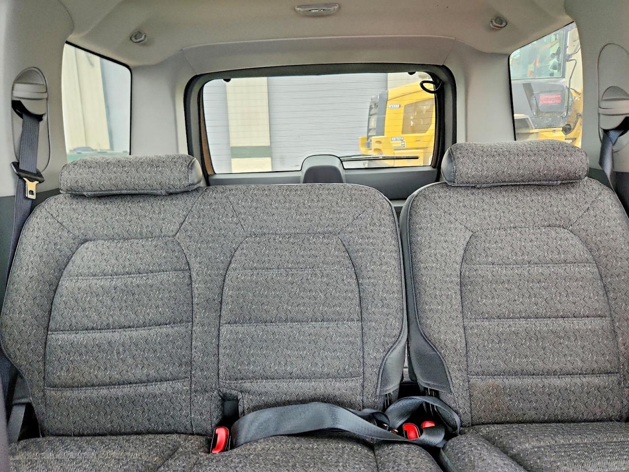 2002 Ford Explorer Xls White vin: 1FMZU72E22UC54930