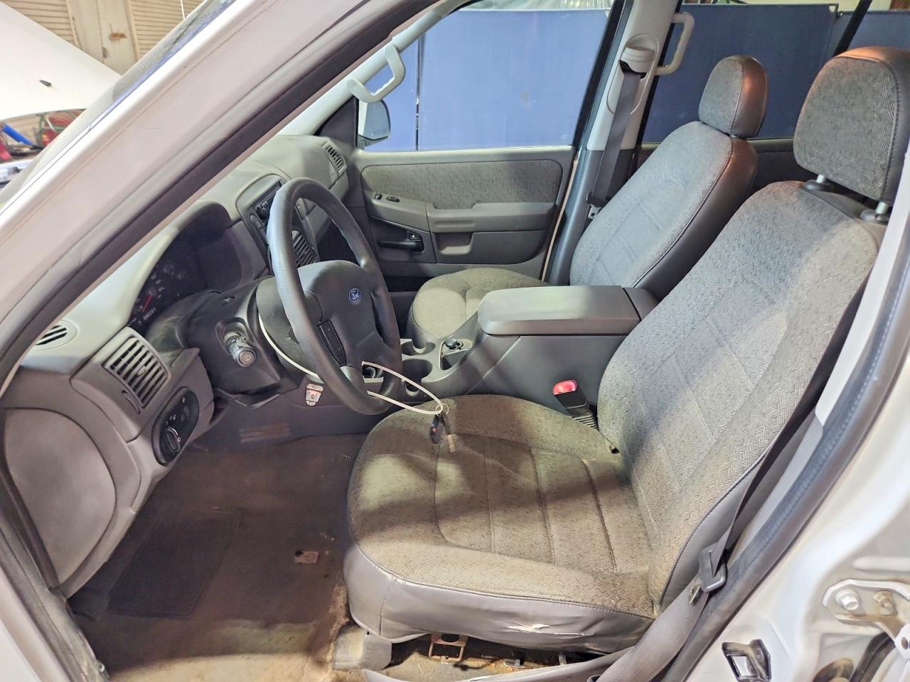 2004 Ford Explorer Xls White vin: 1FMZU72K04ZA93165
