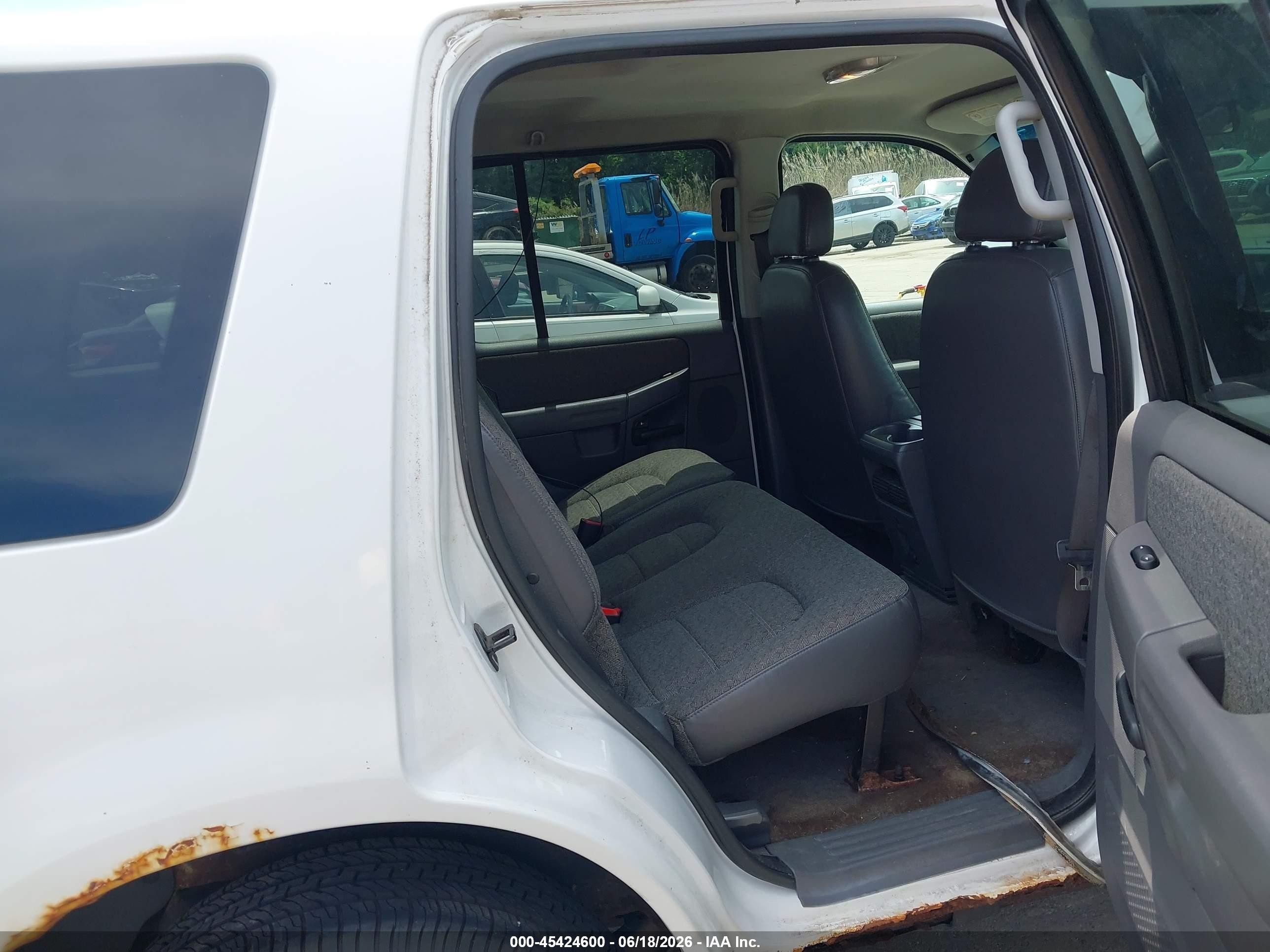 2004 Ford Explorer Xls White vin: 1FMZU72K74ZB32477