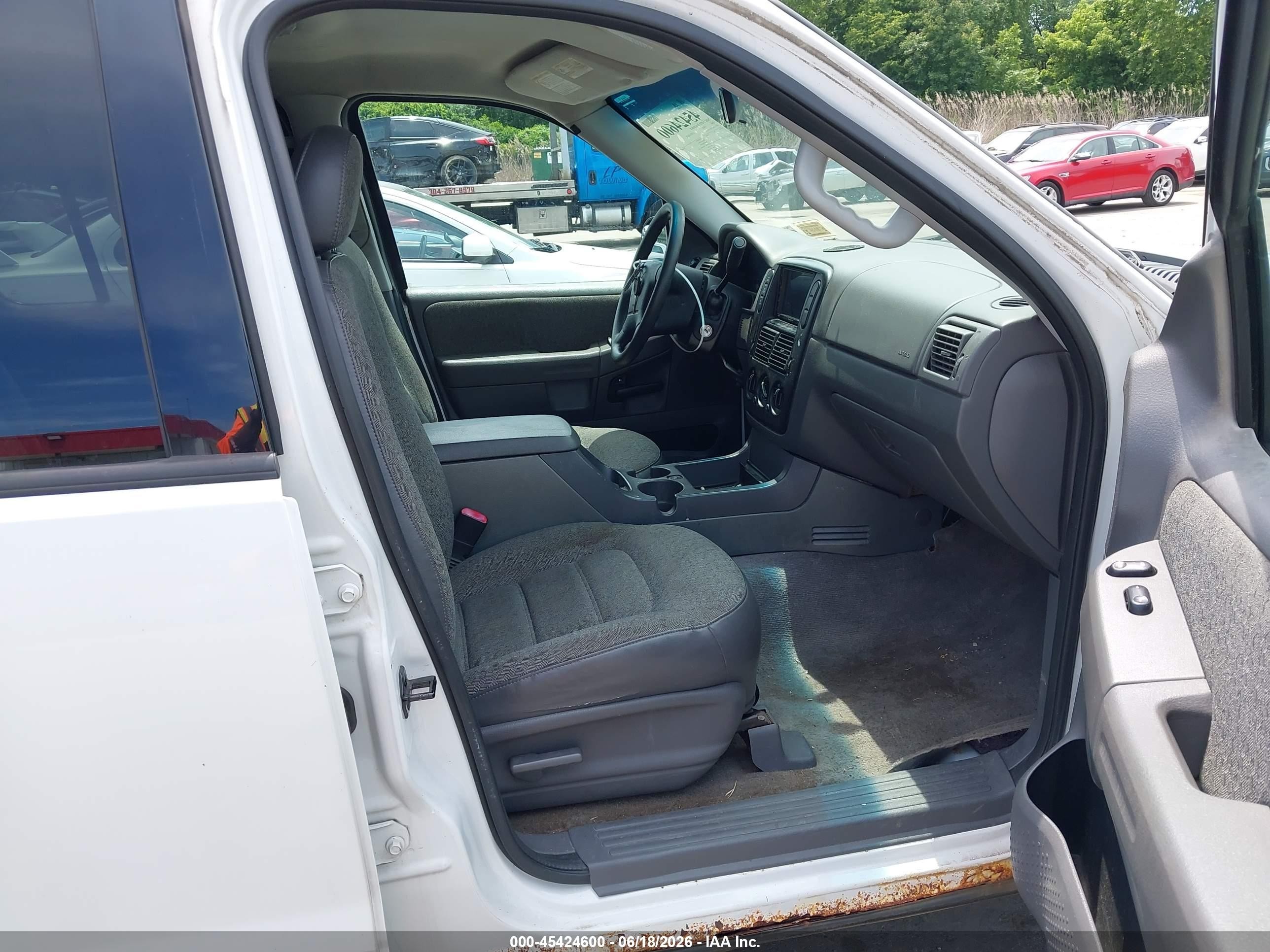 2004 Ford Explorer Xls White vin: 1FMZU72K74ZB32477
