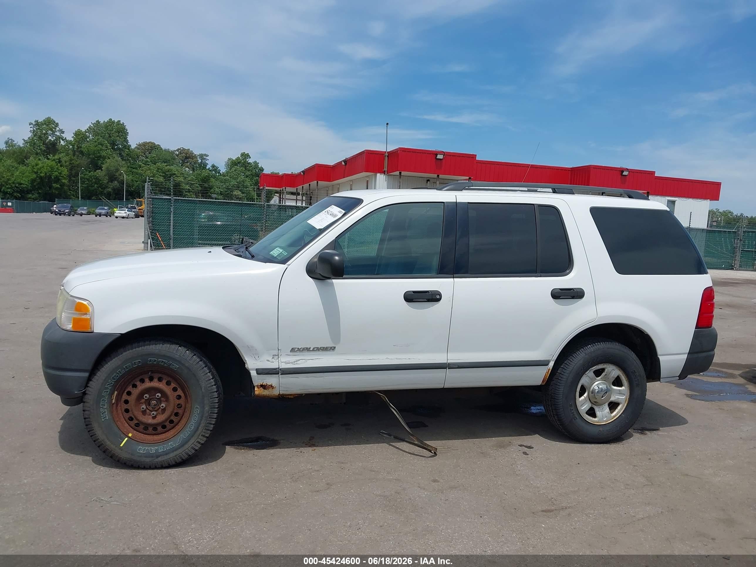 2004 Ford Explorer Xls White vin: 1FMZU72K74ZB32477
