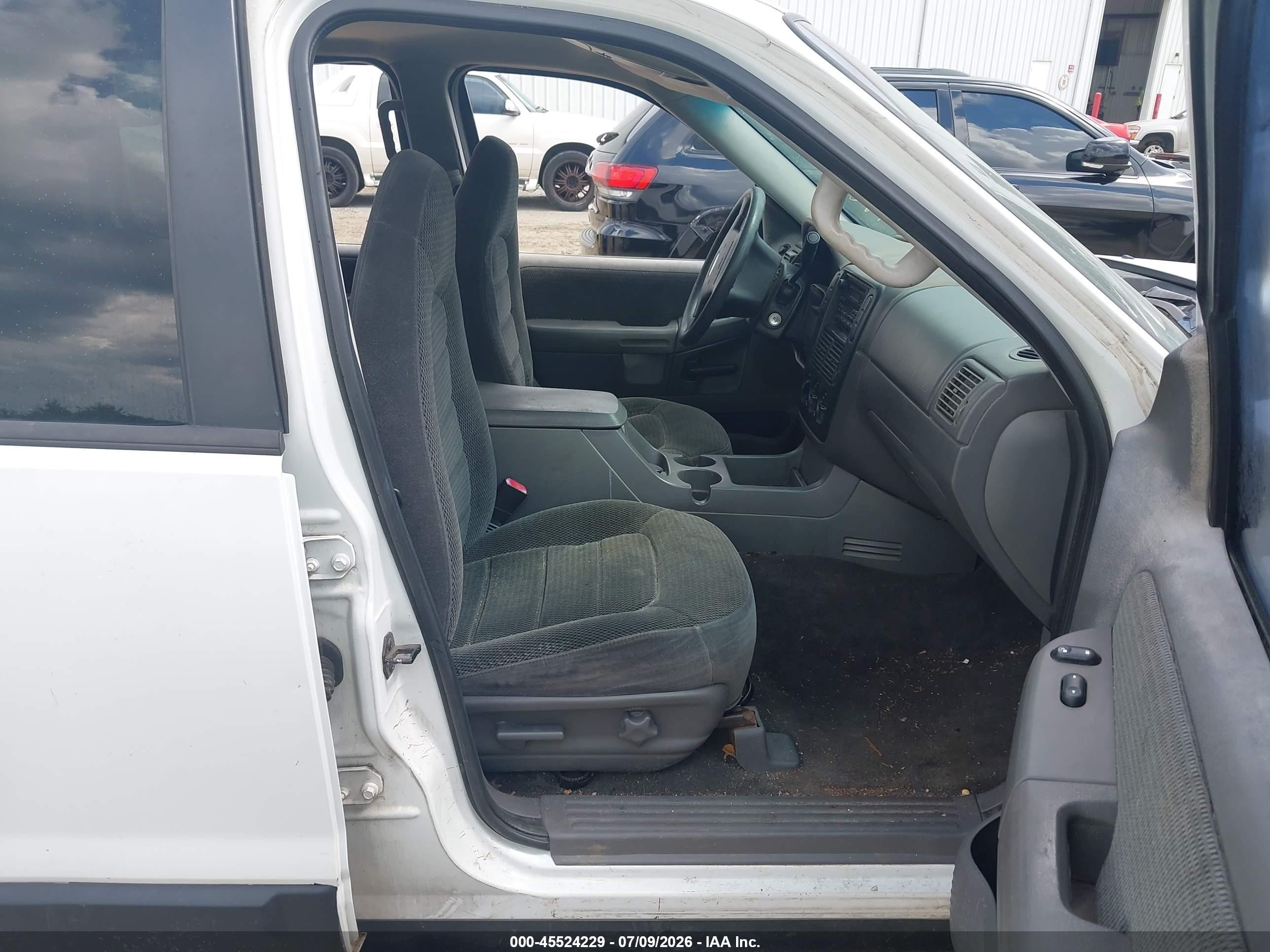 2002 Ford Explorer Xlt White vin: 1FMZU73E12ZB79428