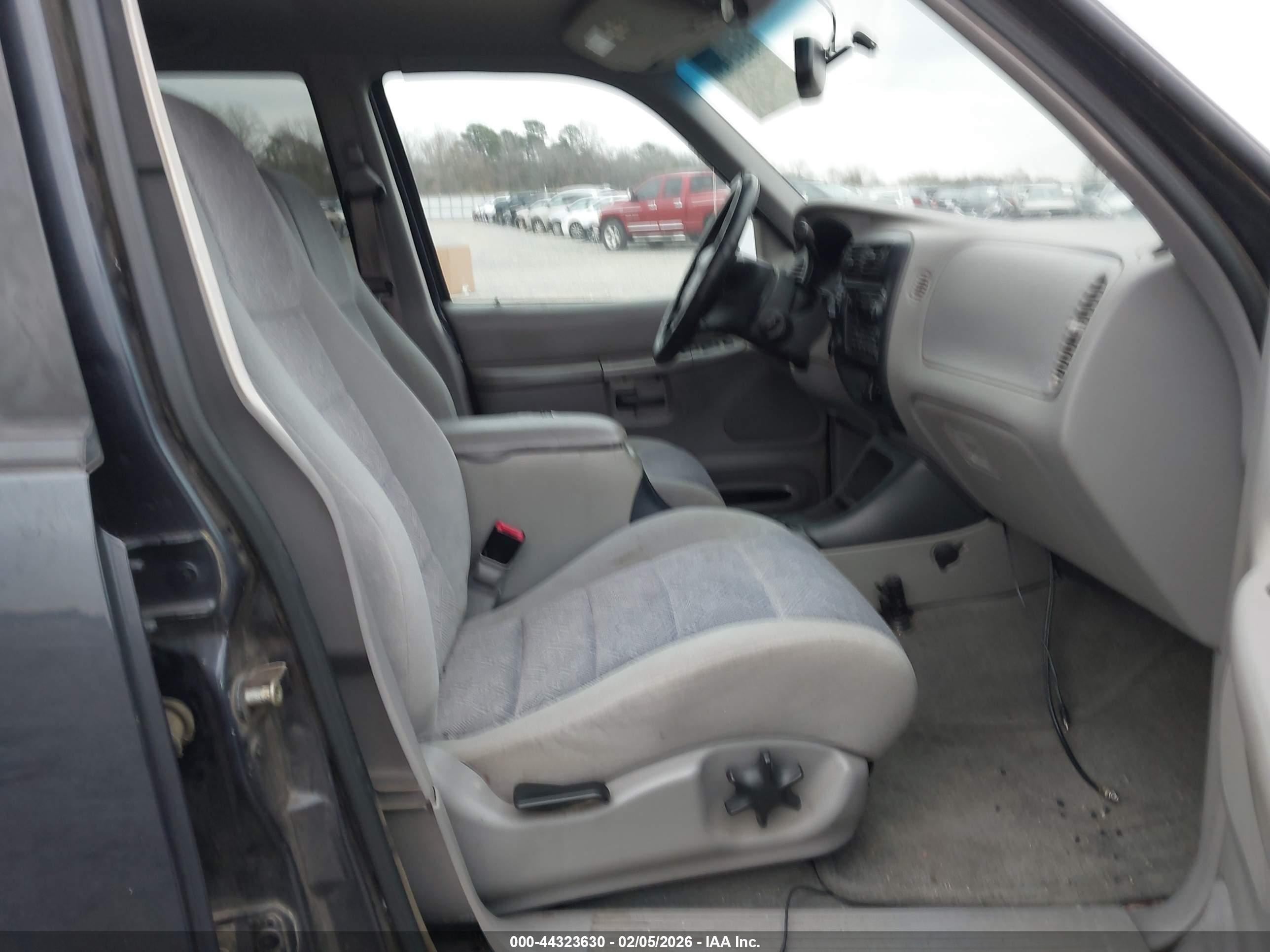 2000 Ford Explorer Xlt Dark Blue vin: 1FMZU73E1YUB13872