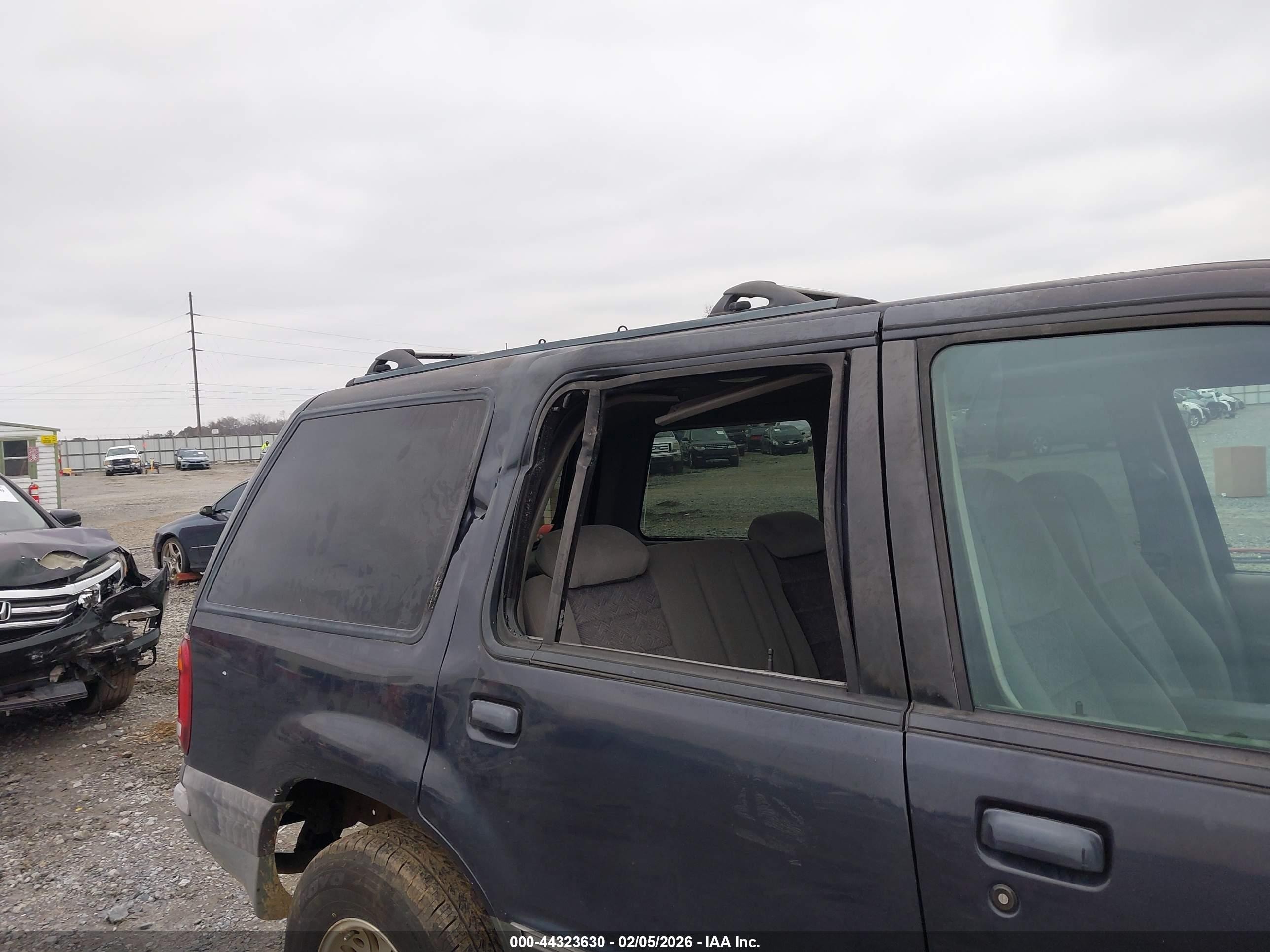 2000 Ford Explorer Xlt Dark Blue vin: 1FMZU73E1YUB13872