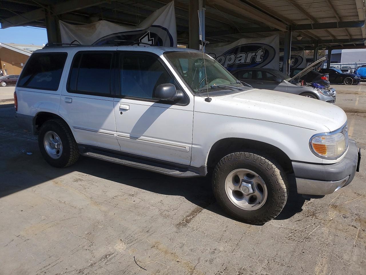 2000 Ford Explorer Xlt White vin: 1FMZU73E1YZC43038
