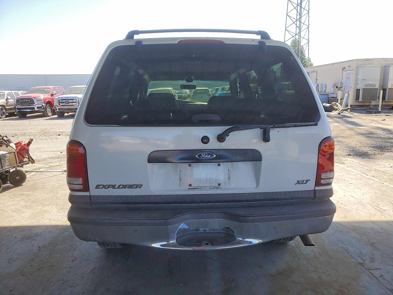 2000 Ford Explorer Xlt White vin: 1FMZU73E1YZC43038