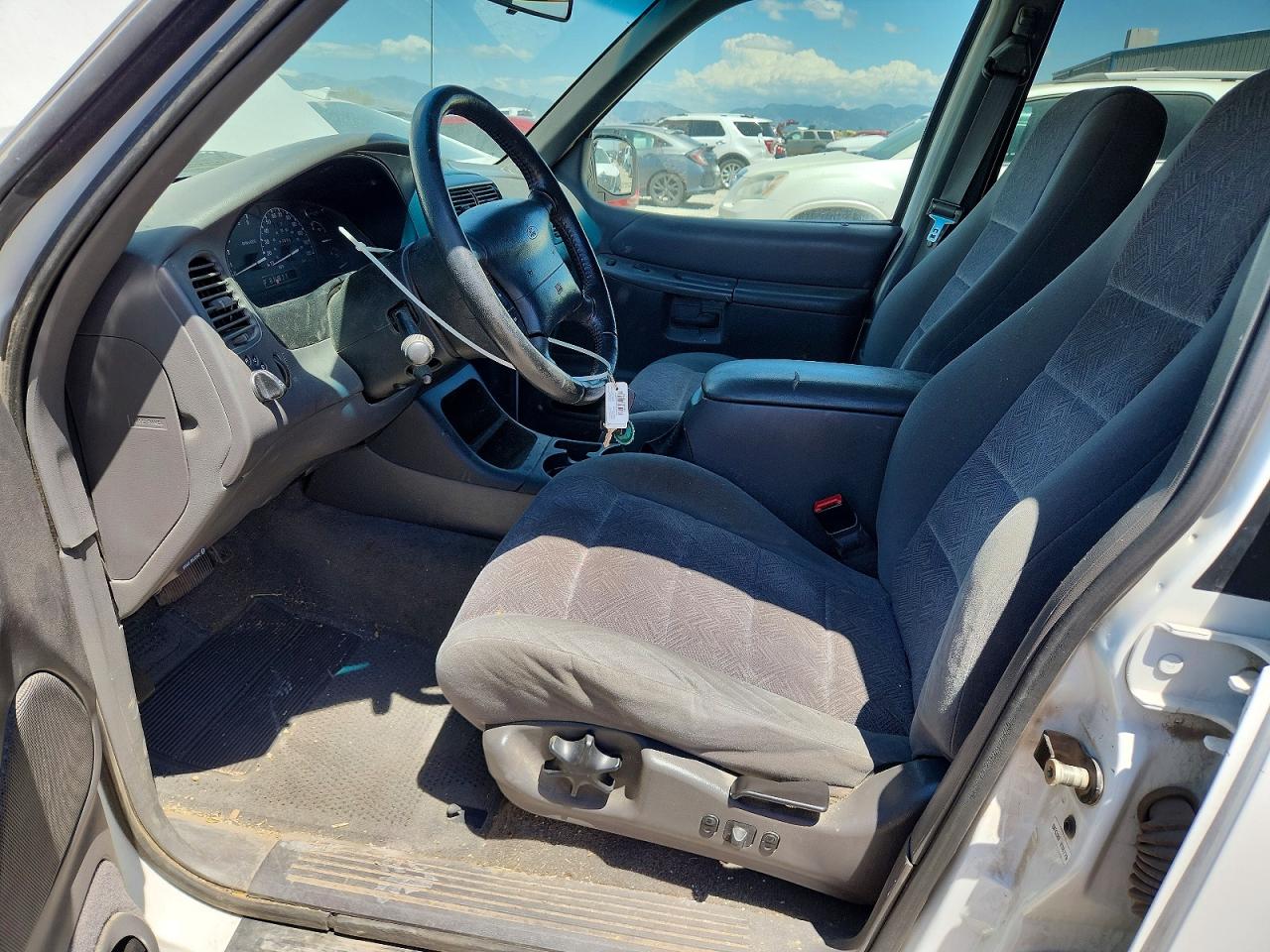 2001 Ford Explorer Xlt White vin: 1FMZU73E81ZA56014
