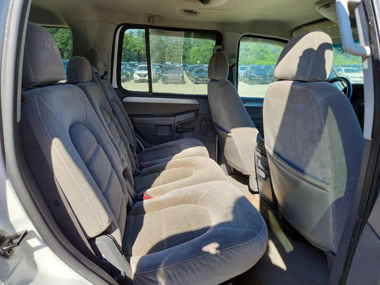 2004 Ford Explorer Xlt White vin: 1FMZU73E94UB81945