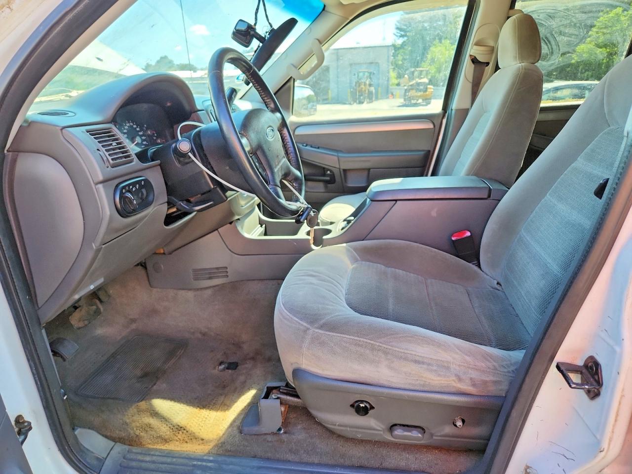 2004 Ford Explorer Xlt White vin: 1FMZU73E94UB81945