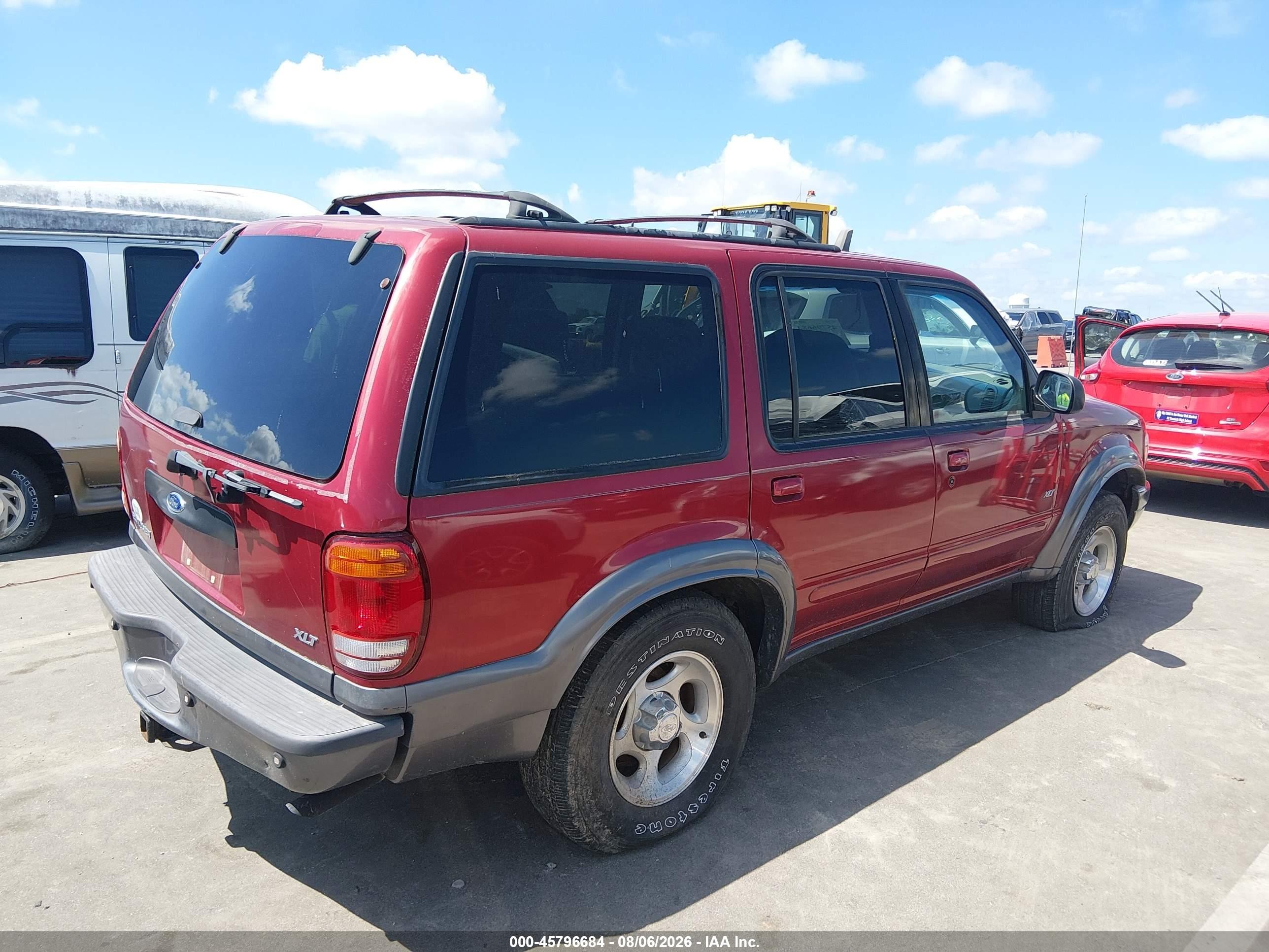 2000 Ford Explorer Xlt Red vin: 1FMZU73E9YZB28493