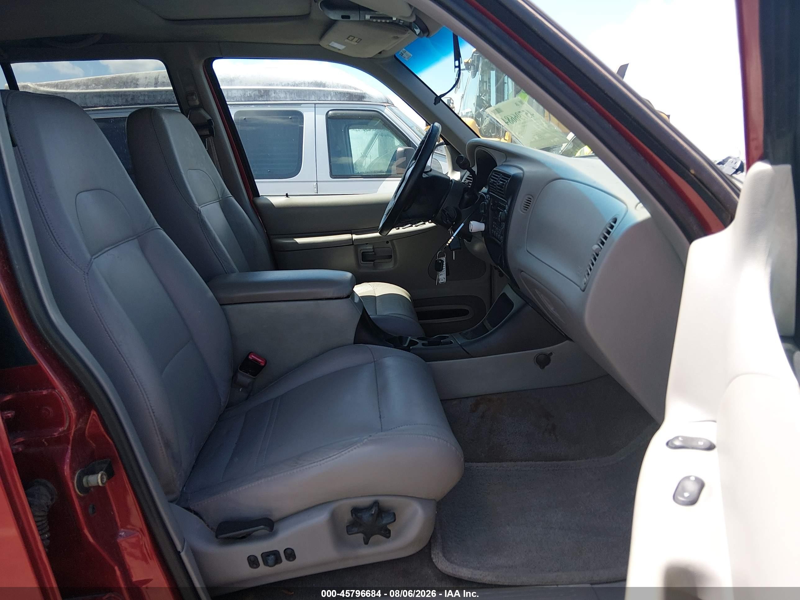 2000 Ford Explorer Xlt Red vin: 1FMZU73E9YZB28493