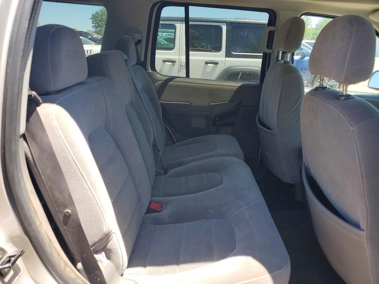 2005 Ford Explorer Xlt Silver vin: 1FMZU73K85UB24143