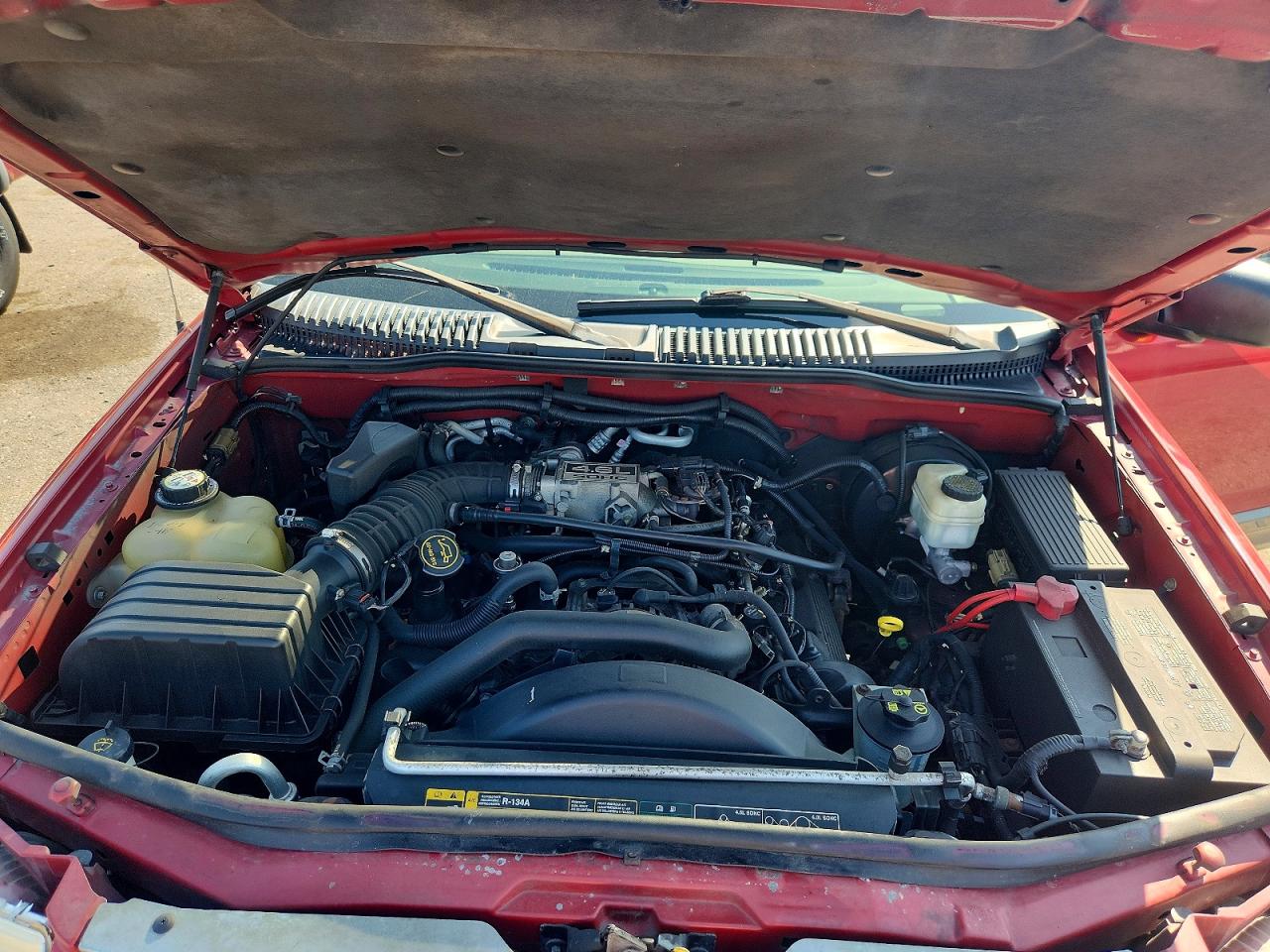 2005 Ford Explorer Red vin: 1FMZU73W05UB25922