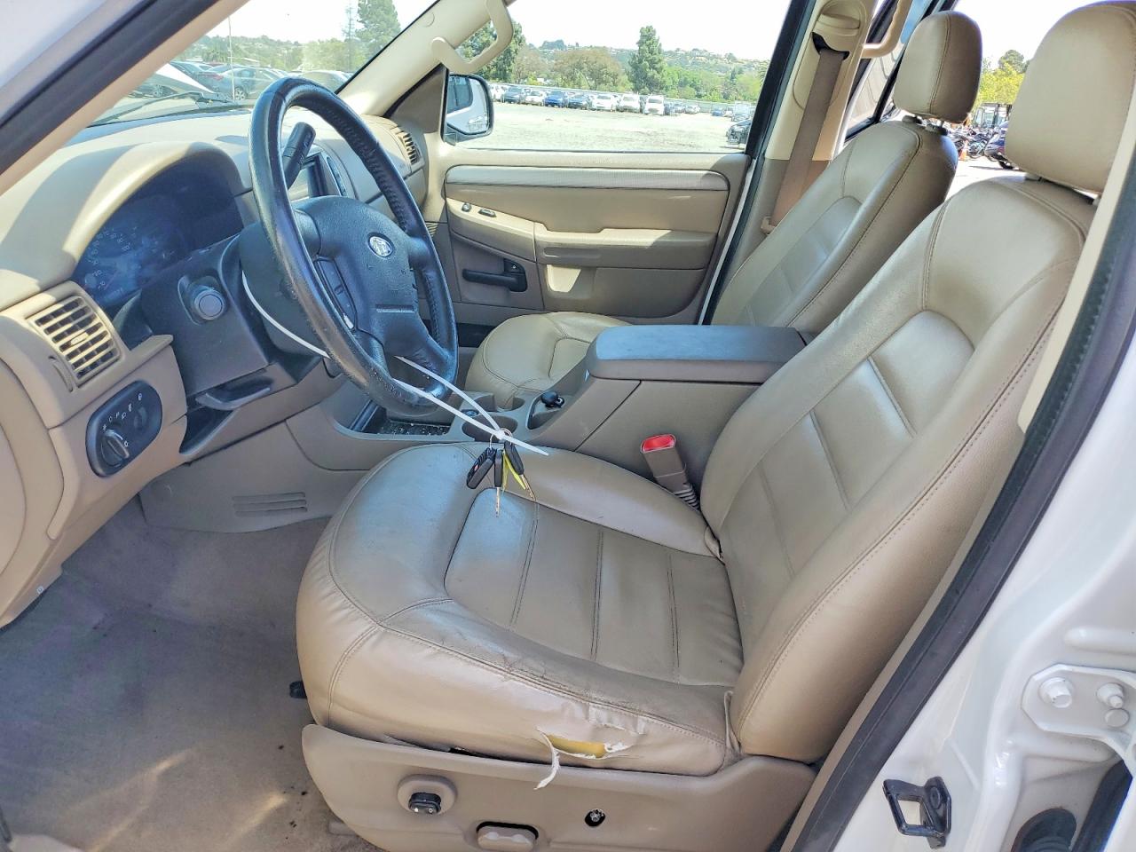2005 Ford Explorer Xlt White vin: 1FMZU73W85UB03750