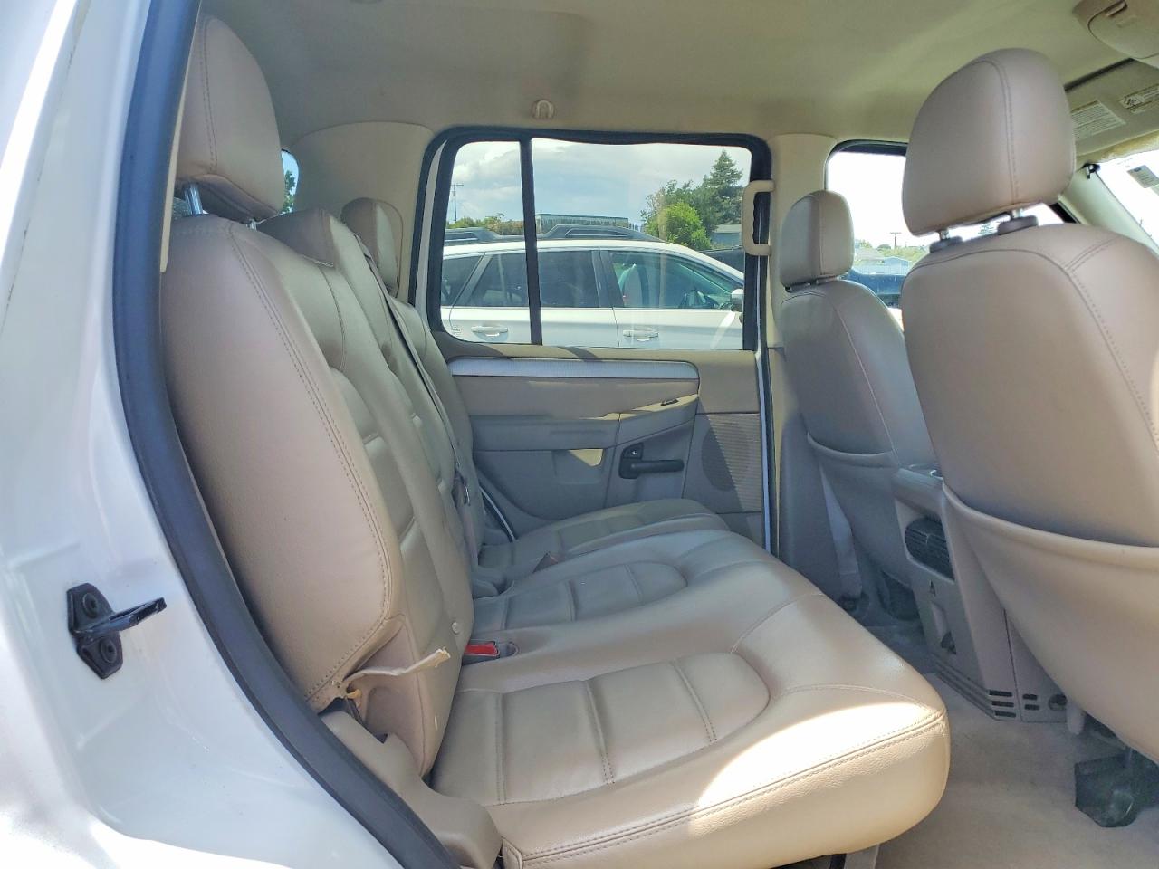 2005 Ford Explorer Xlt White vin: 1FMZU73W85UB03750