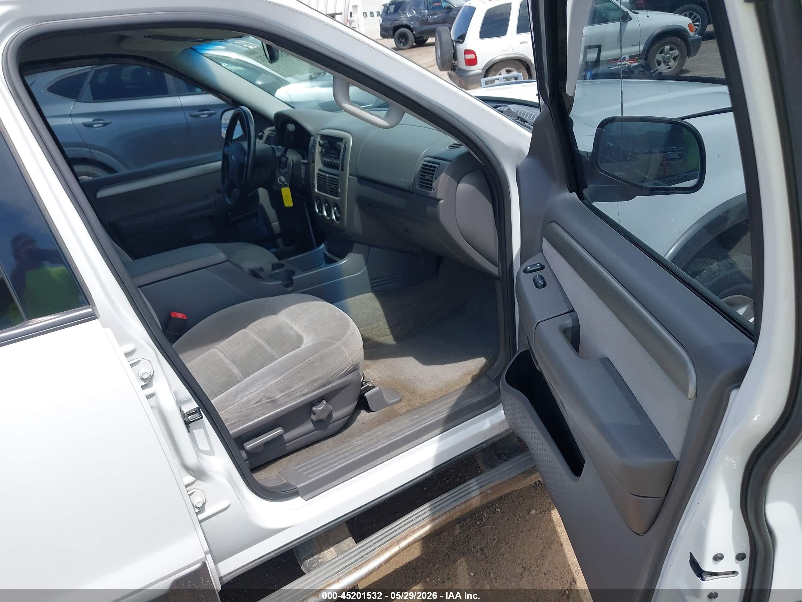 2004 Ford Explorer Nbx/xlt White vin: 1FMZU73WX4ZB15478