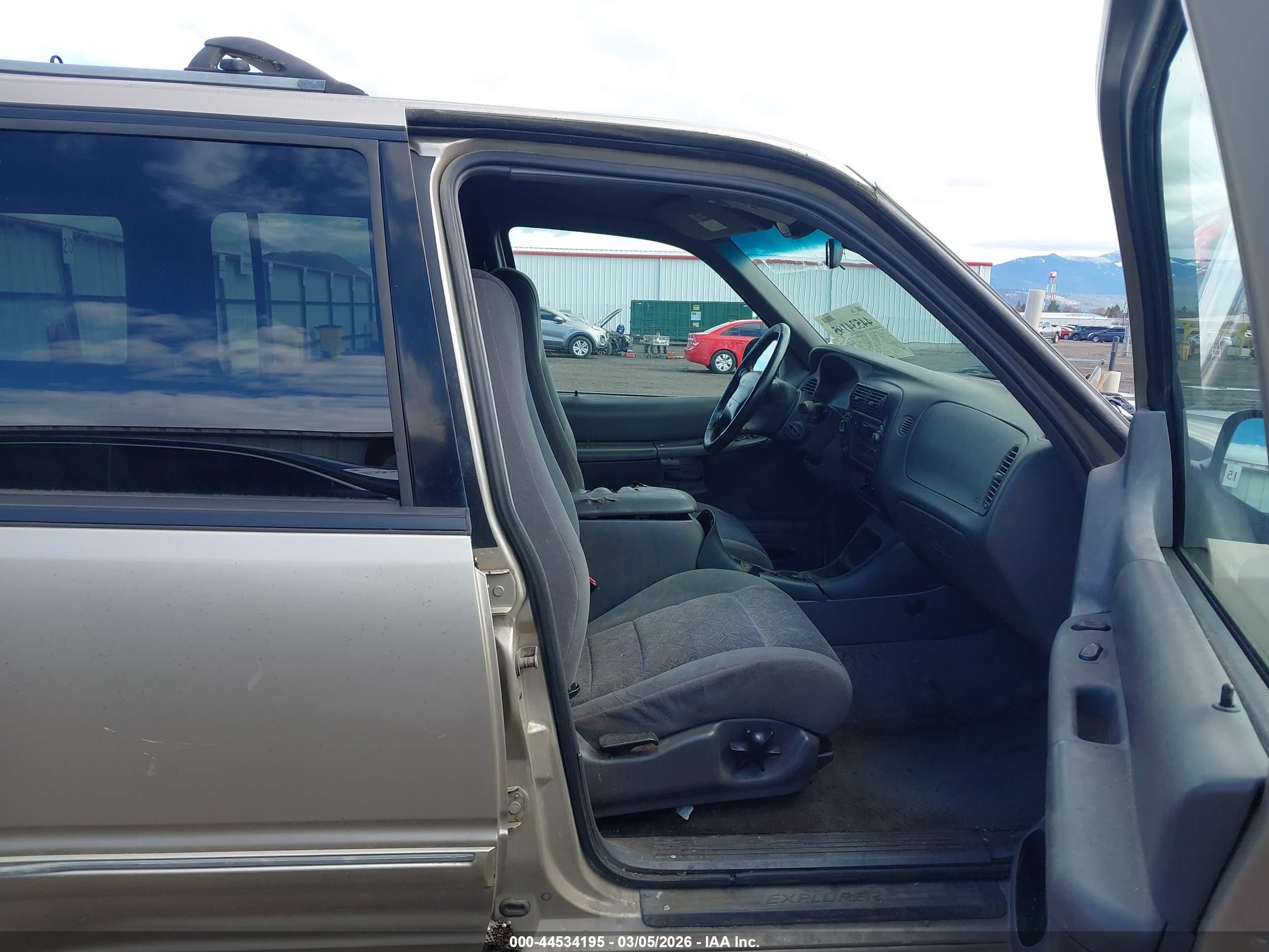 2000 Ford Explorer Xlt Gold vin: 1FMZU73X2YUB38829