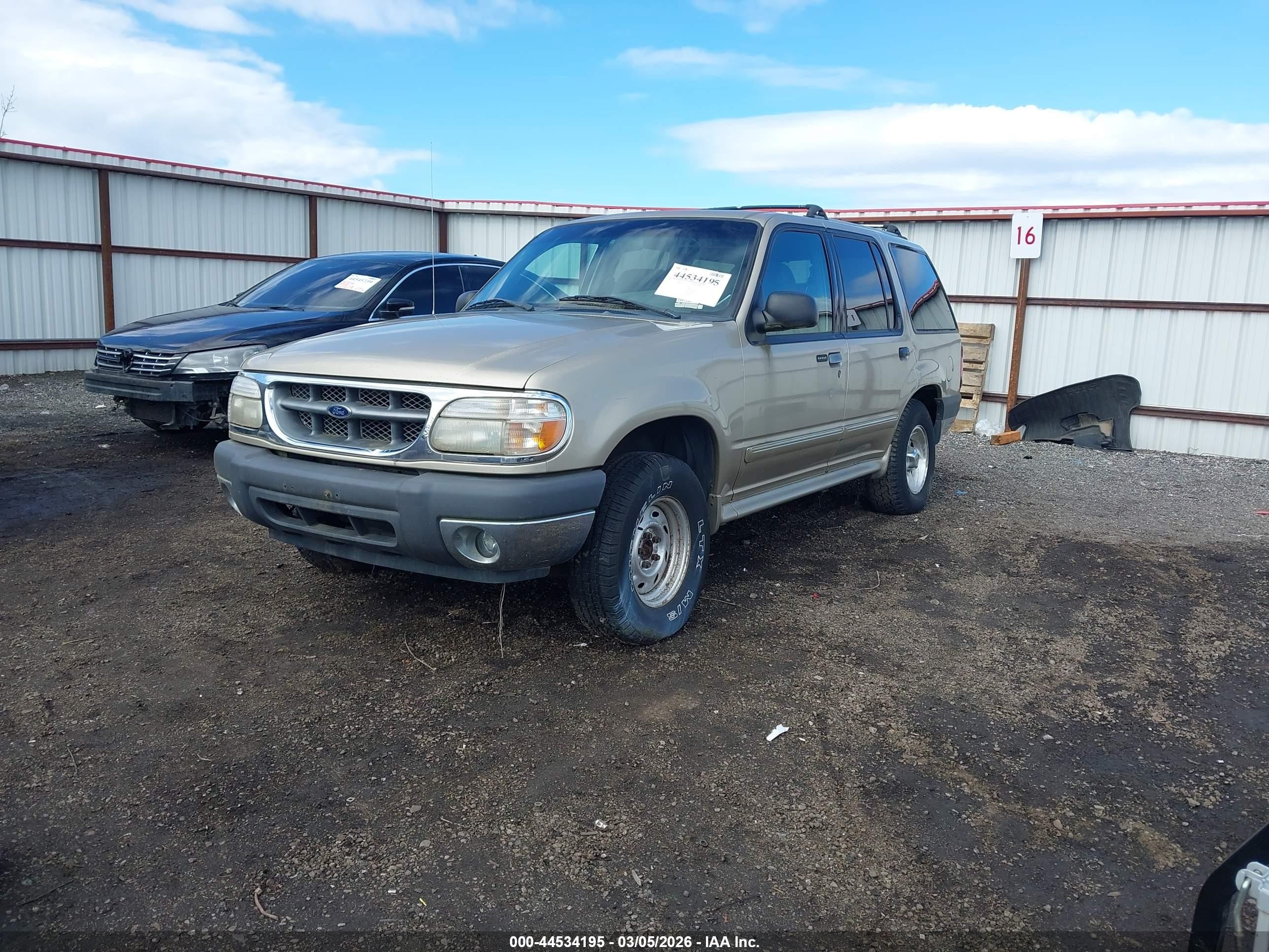 2000 Ford Explorer Xlt Gold vin: 1FMZU73X2YUB38829