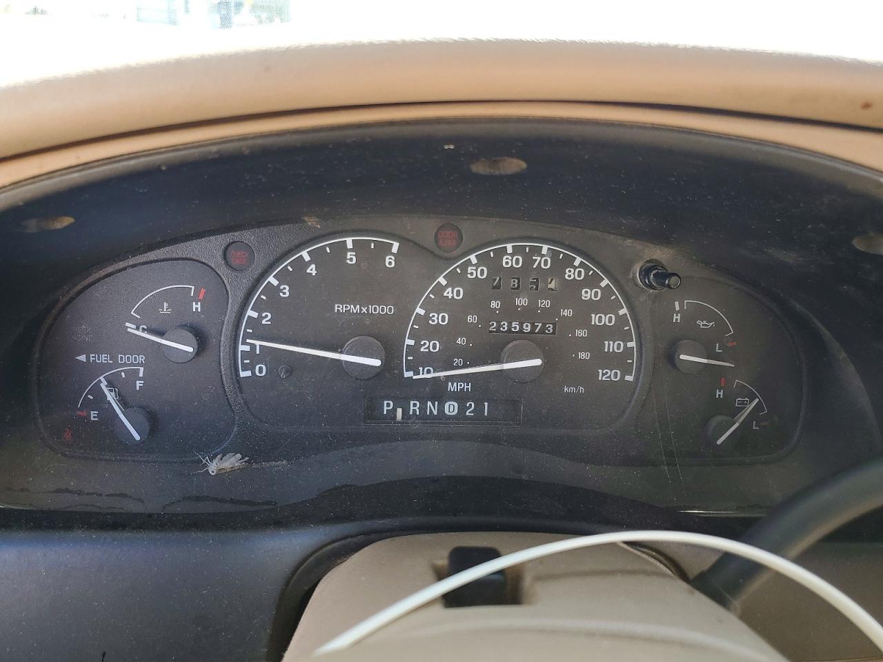 2000 Ford Explorer Eddie Bauer White vin: 1FMZU74E1YZB74155