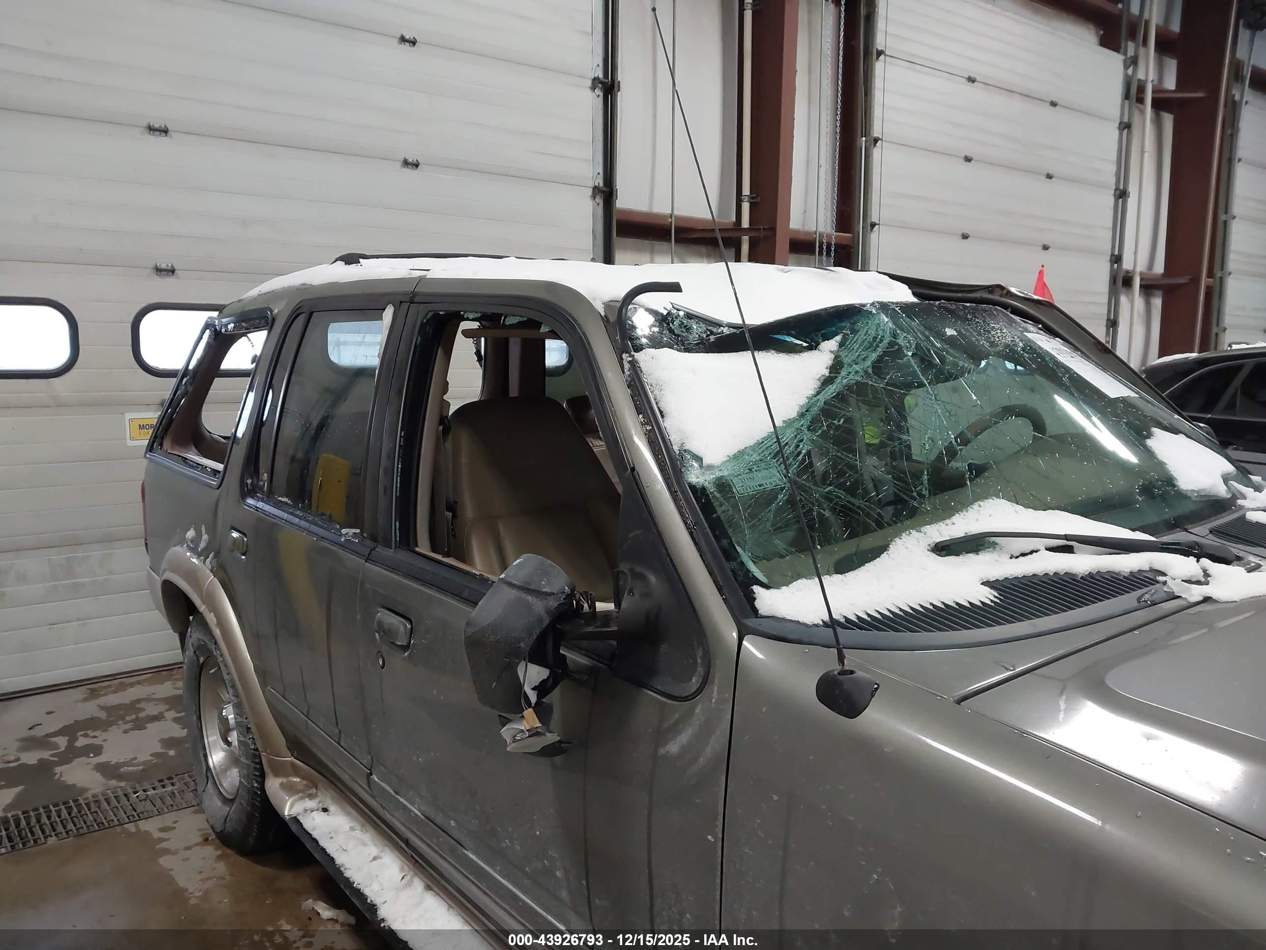 2001 Ford Explorer Eddie Bauer Зеленый vin: 1FMZU74EX1ZA12031
