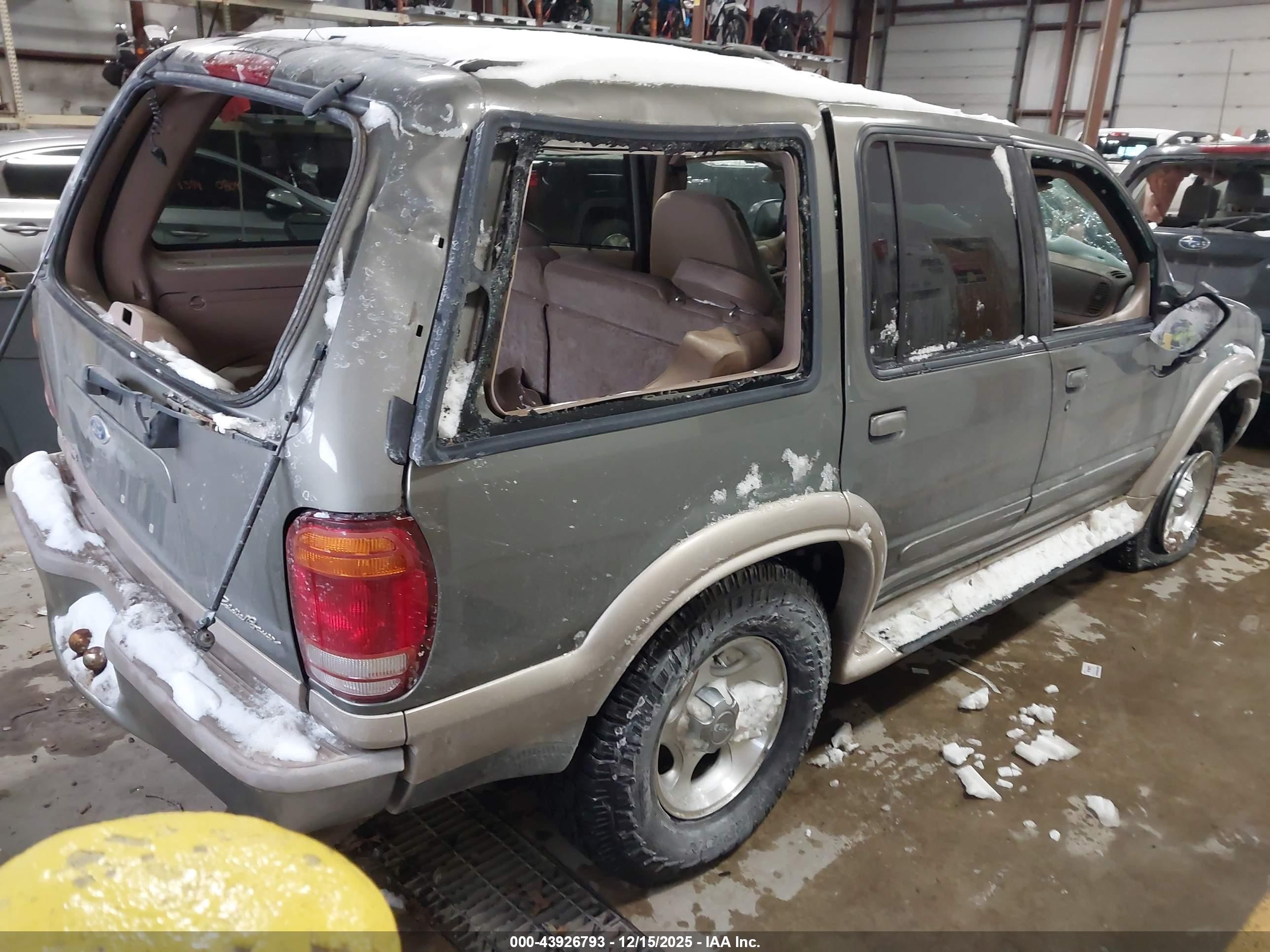 2001 Ford Explorer Eddie Bauer Зеленый vin: 1FMZU74EX1ZA12031