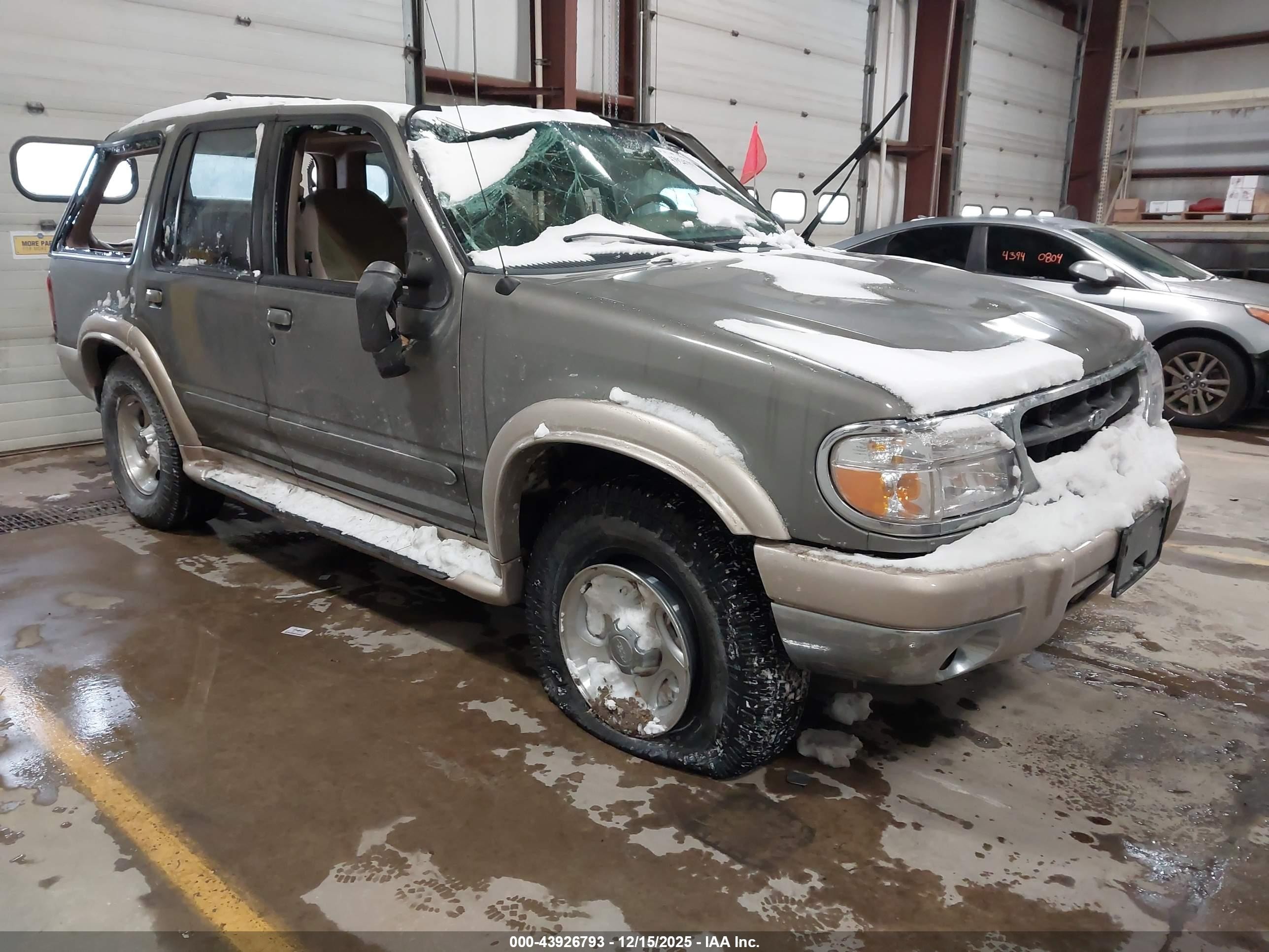 2001 Ford Explorer Eddie Bauer Зеленый vin: 1FMZU74EX1ZA12031