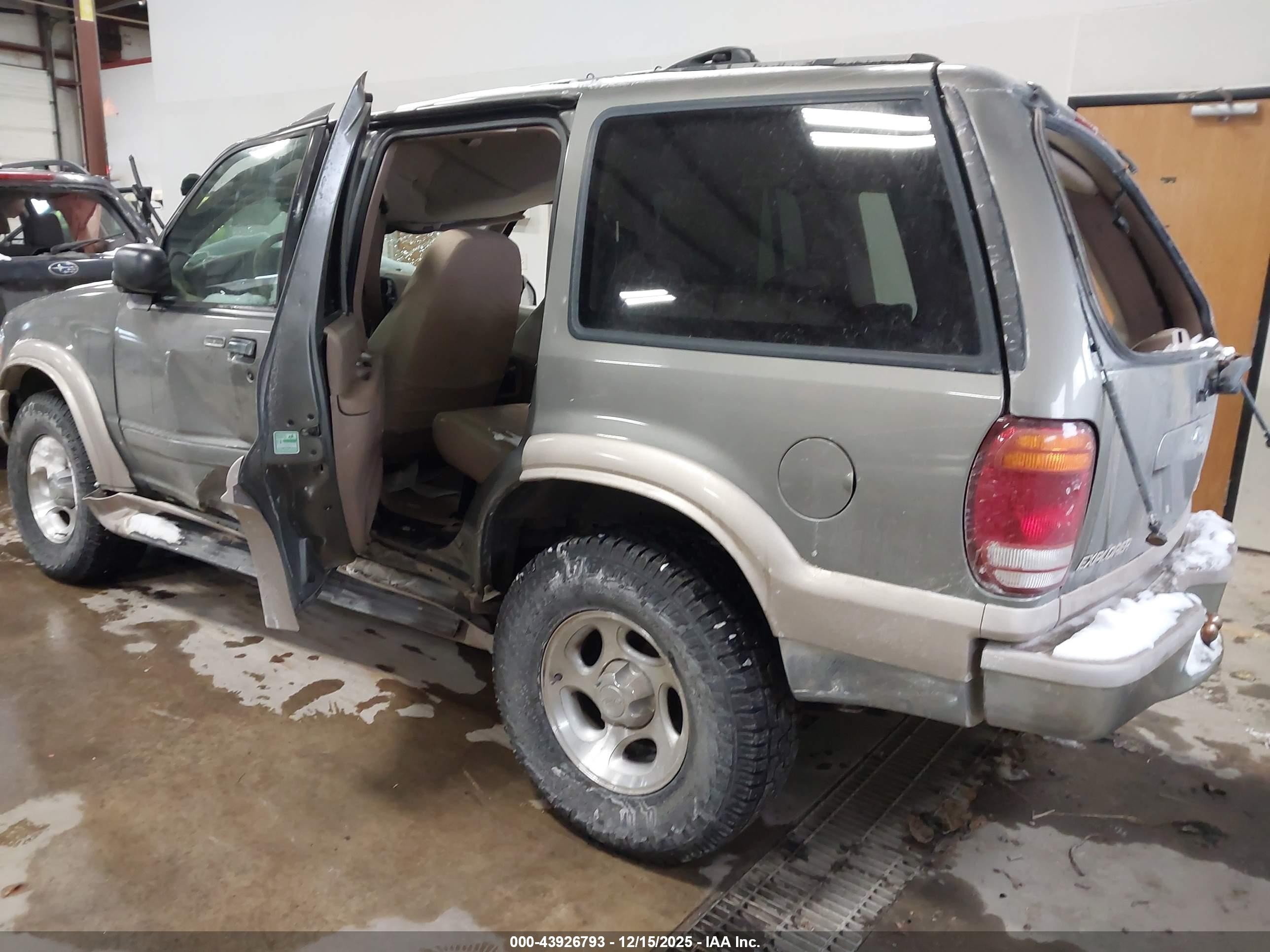 2001 Ford Explorer Eddie Bauer Зеленый vin: 1FMZU74EX1ZA12031