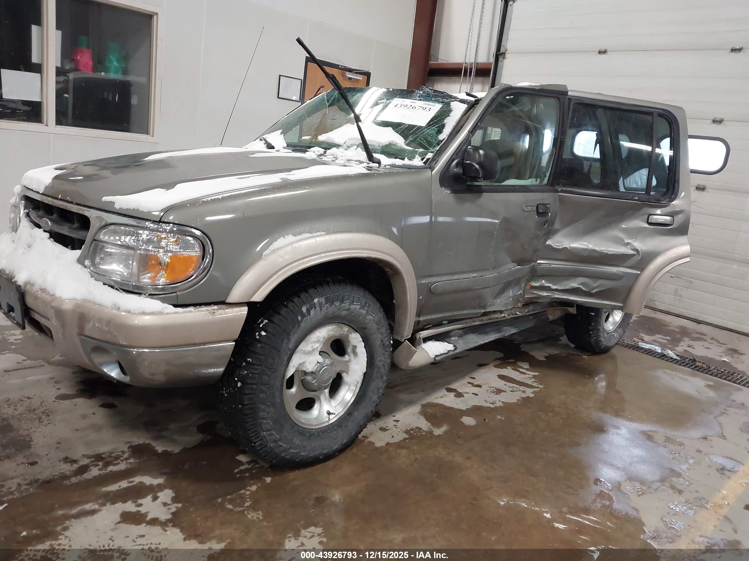 2001 Ford Explorer Eddie Bauer Зеленый vin: 1FMZU74EX1ZA12031