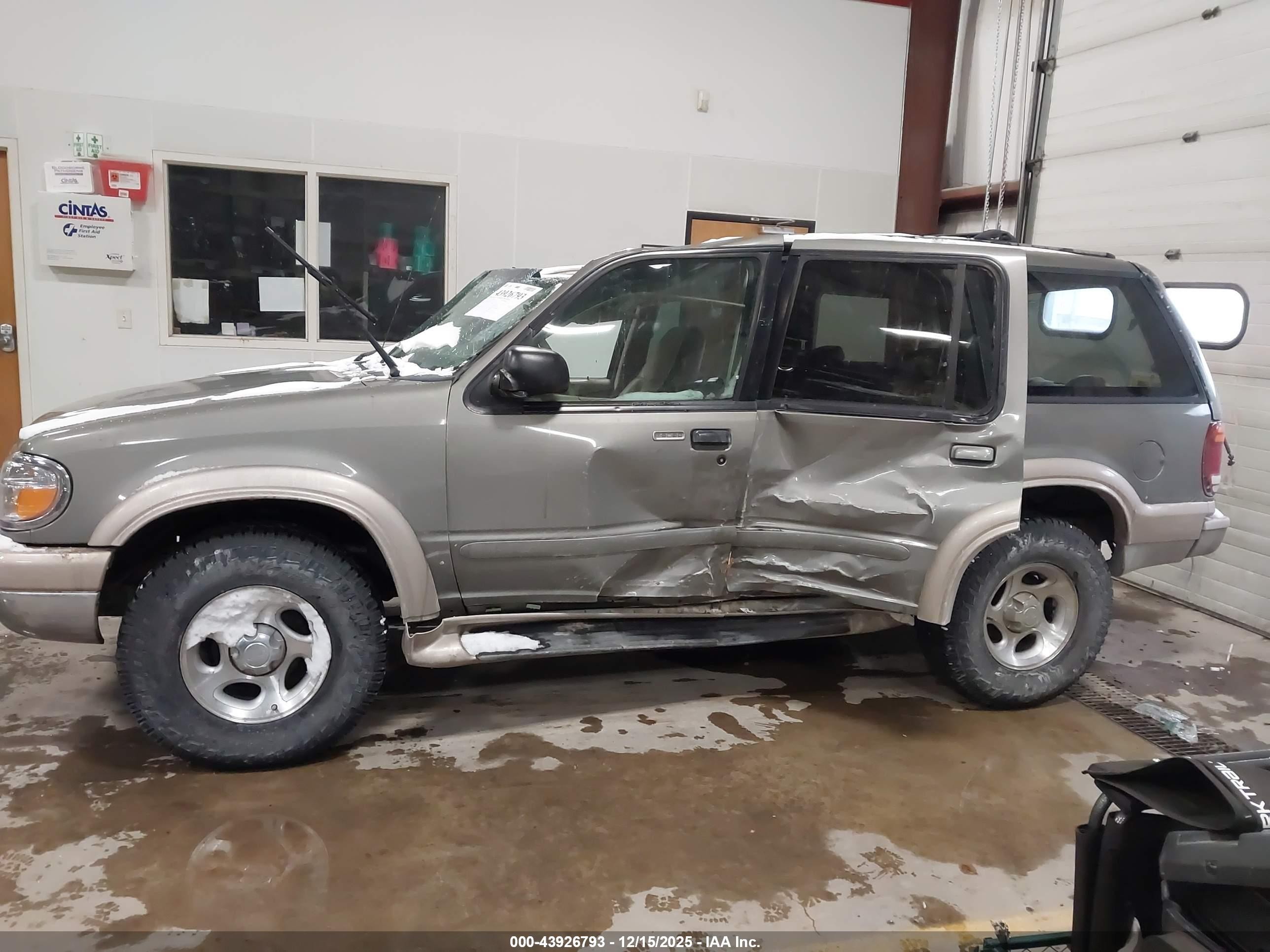 2001 Ford Explorer Eddie Bauer Зеленый vin: 1FMZU74EX1ZA12031