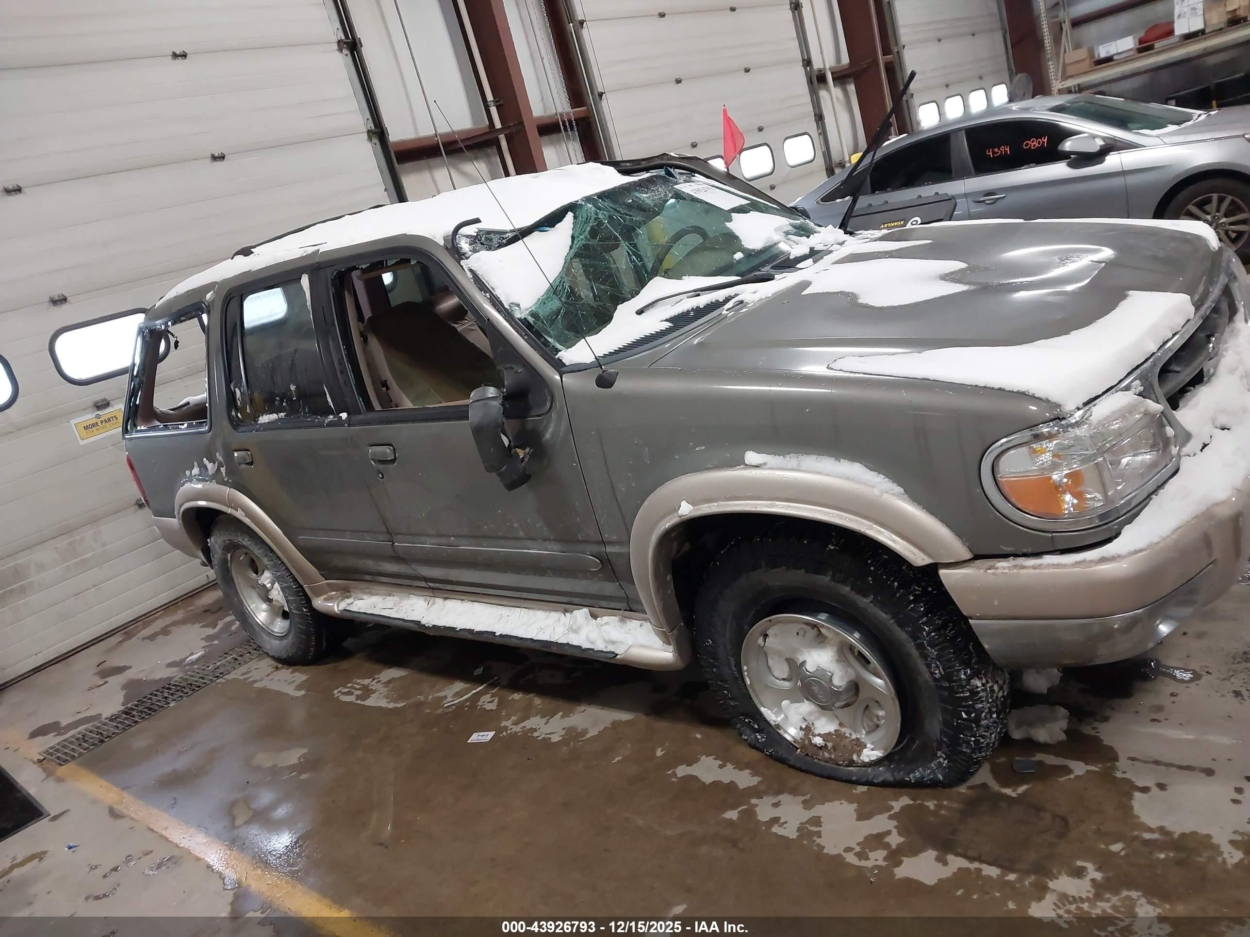 2001 Ford Explorer Eddie Bauer Зеленый vin: 1FMZU74EX1ZA12031