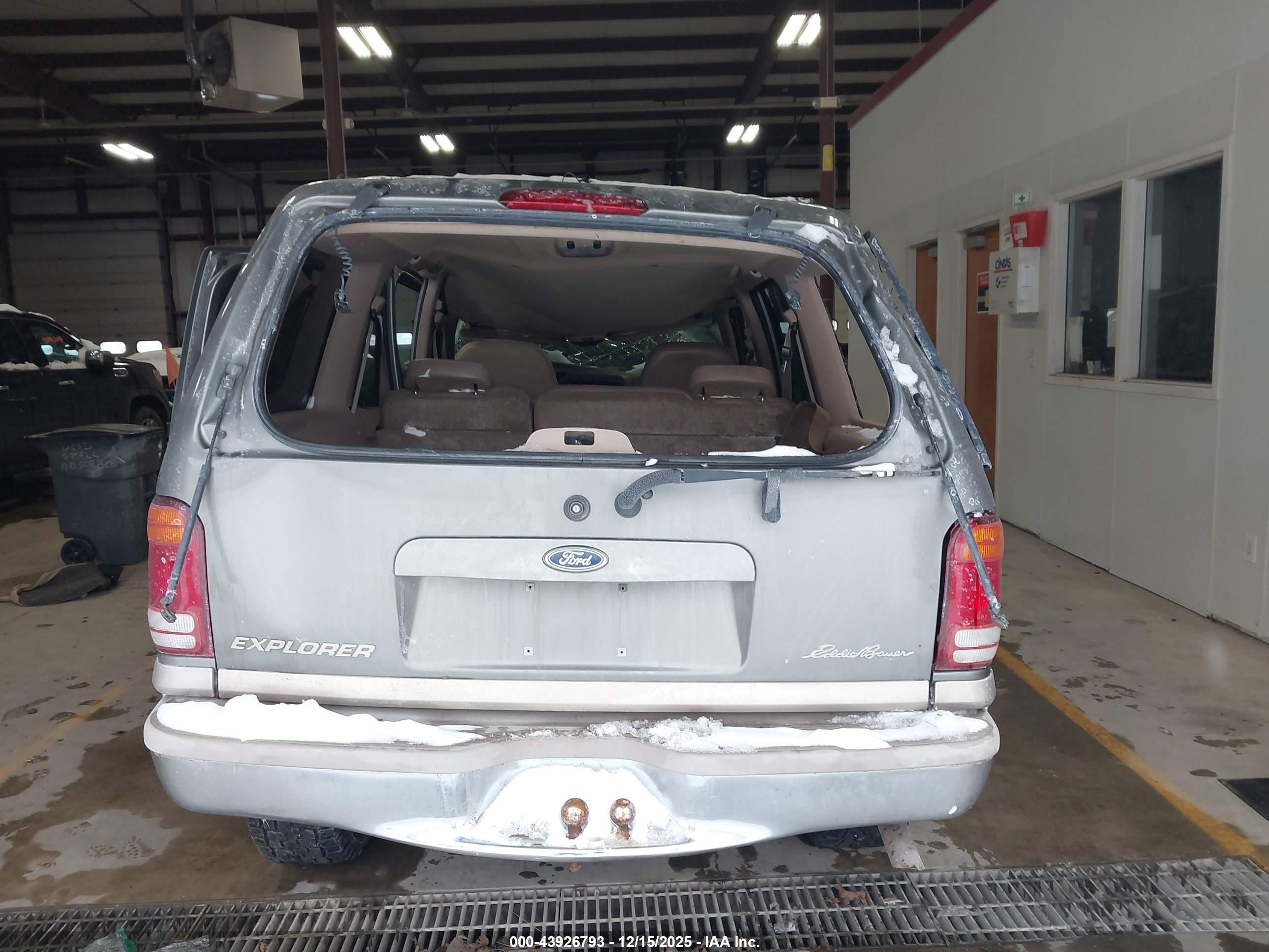 2001 Ford Explorer Eddie Bauer Зеленый vin: 1FMZU74EX1ZA12031