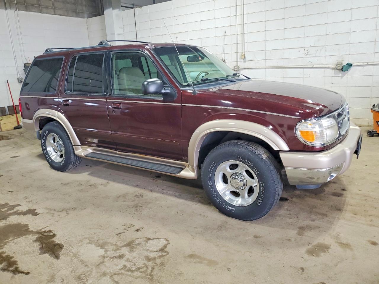 2000 Ford Explorer Eddie Bauer Темно-бордовый vin: 1FMZU74EXYZA88732
