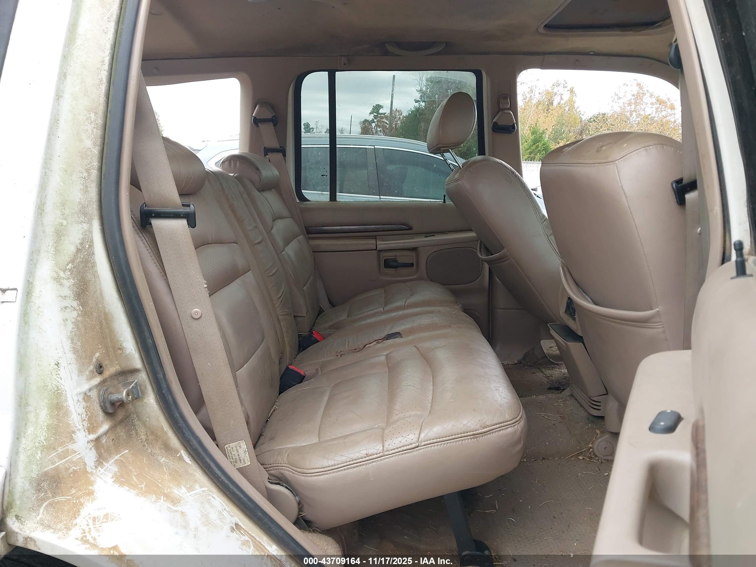 2000 Ford Explorer Limited White vin: 1FMZU75E5YZA69570