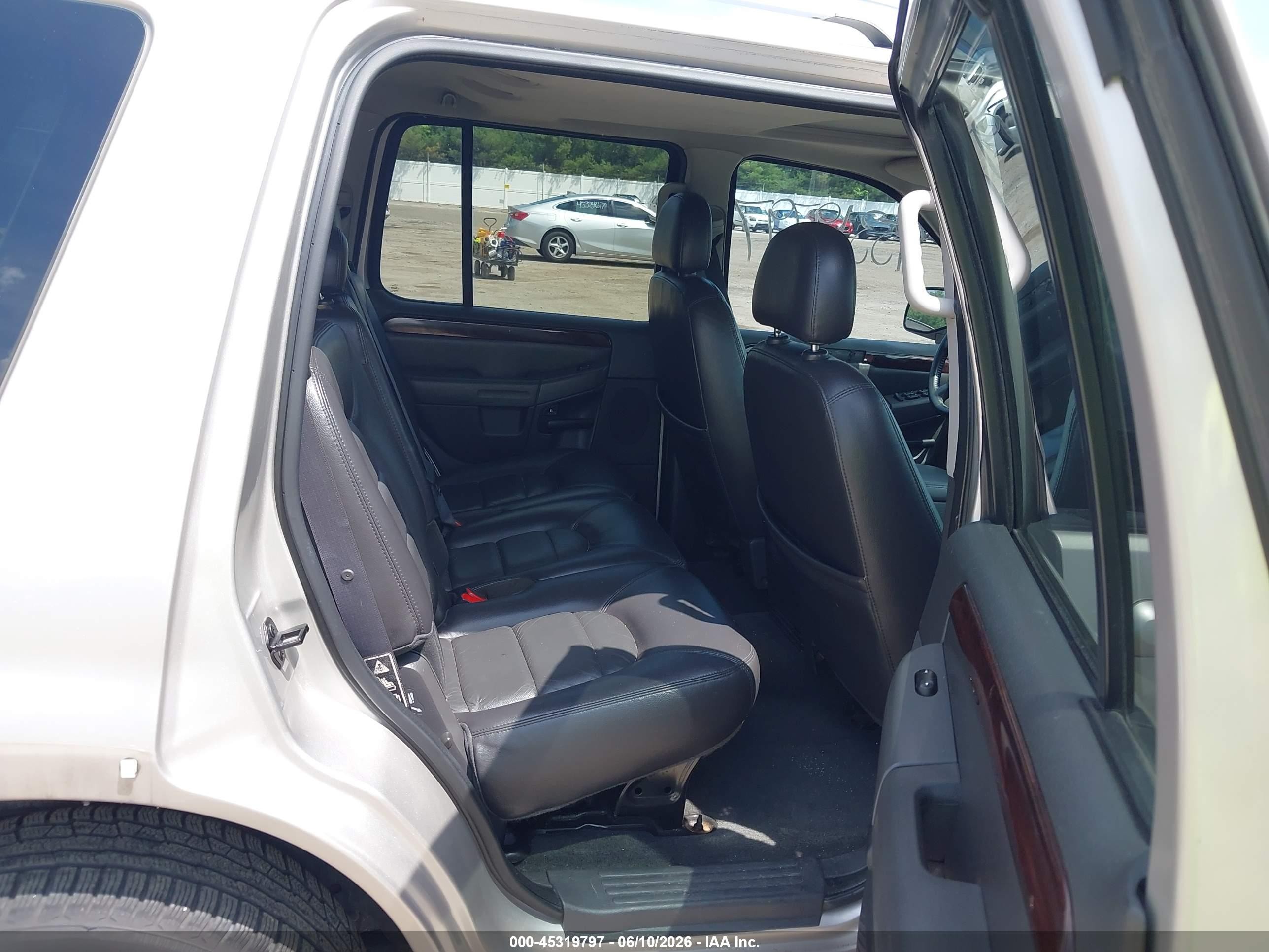 2003 Ford Explorer Limited Silver vin: 1FMZU75W93UB37819