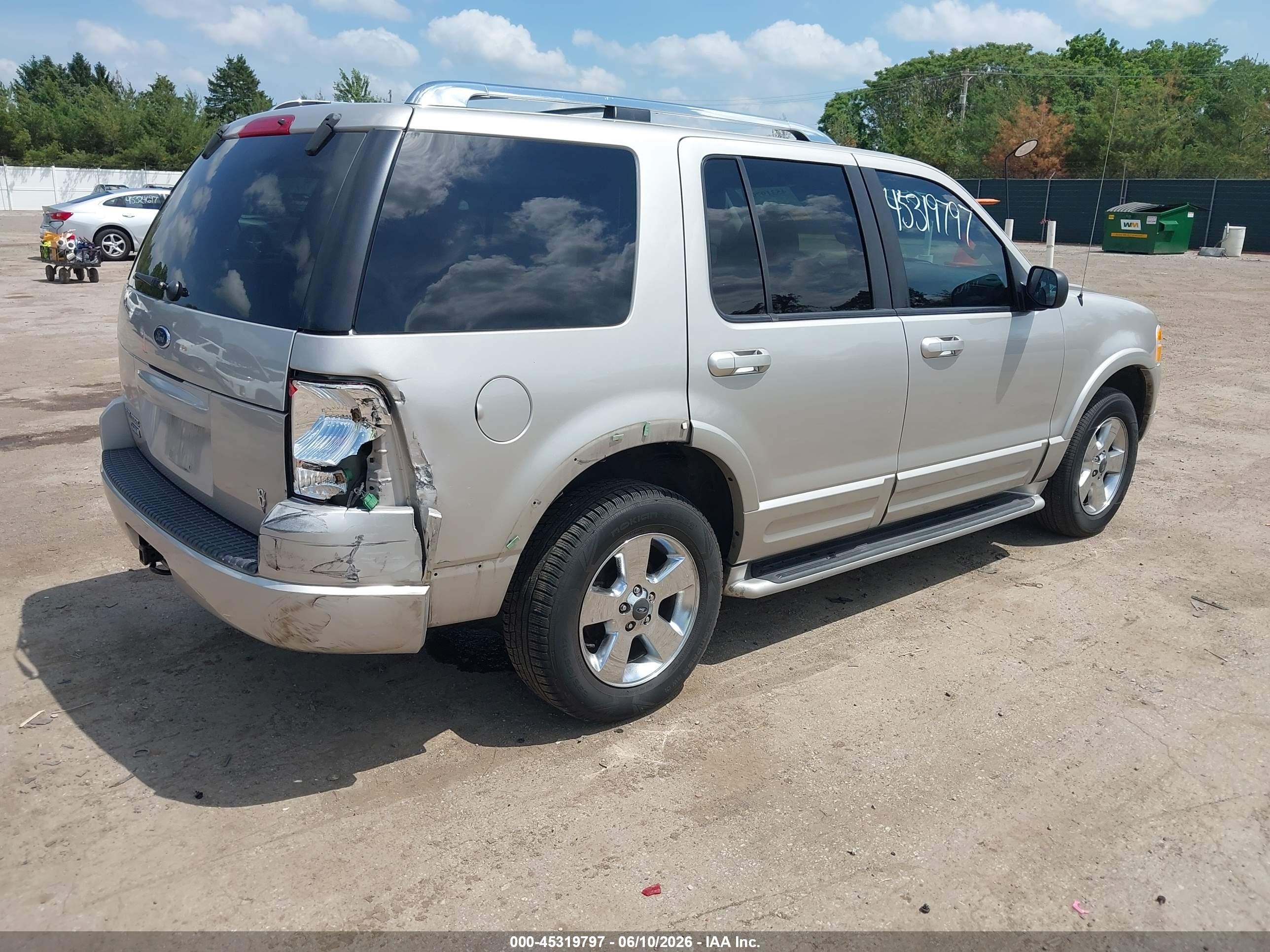 2003 Ford Explorer Limited Silver vin: 1FMZU75W93UB37819