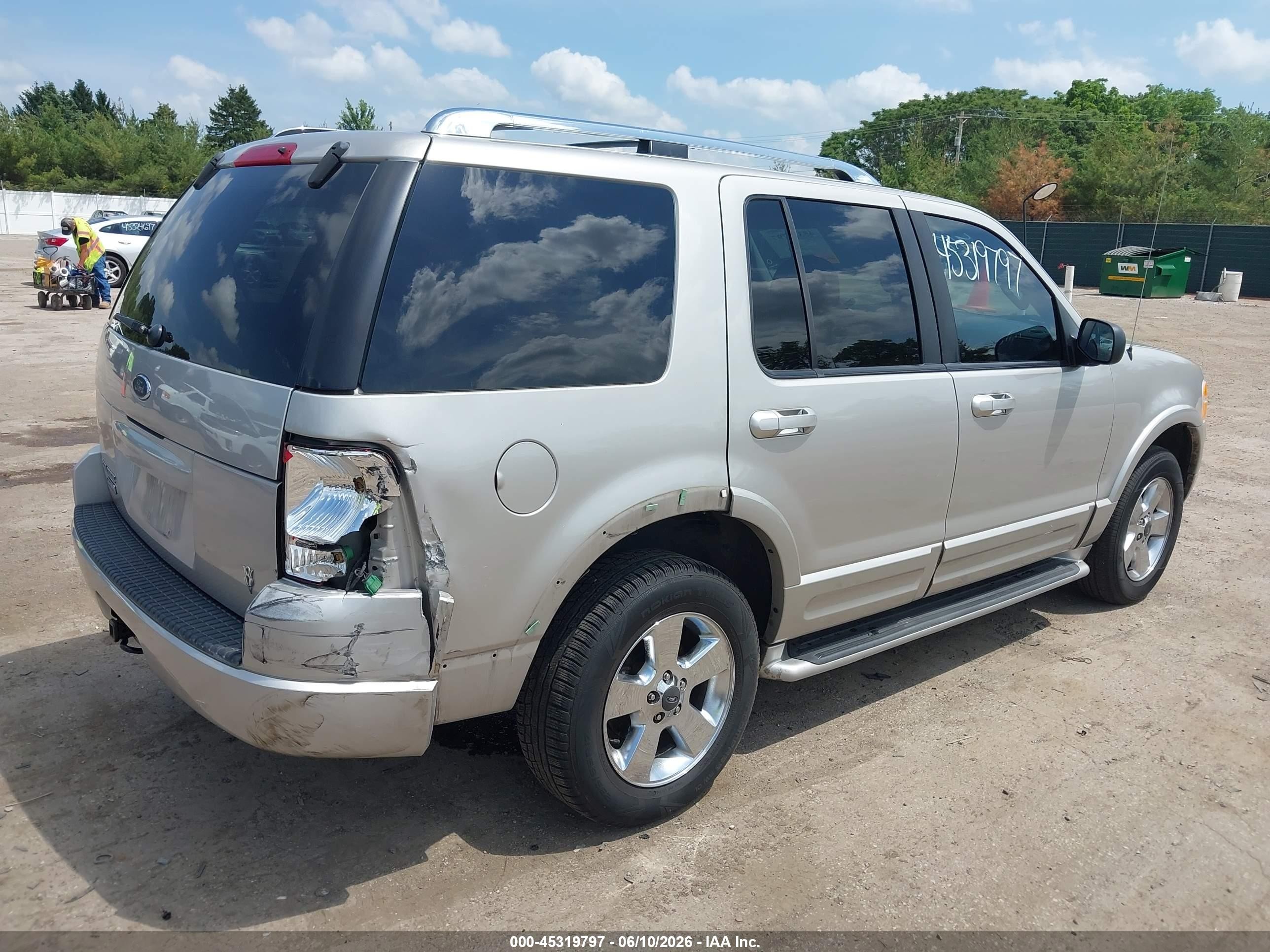 2003 Ford Explorer Limited Silver vin: 1FMZU75W93UB37819
