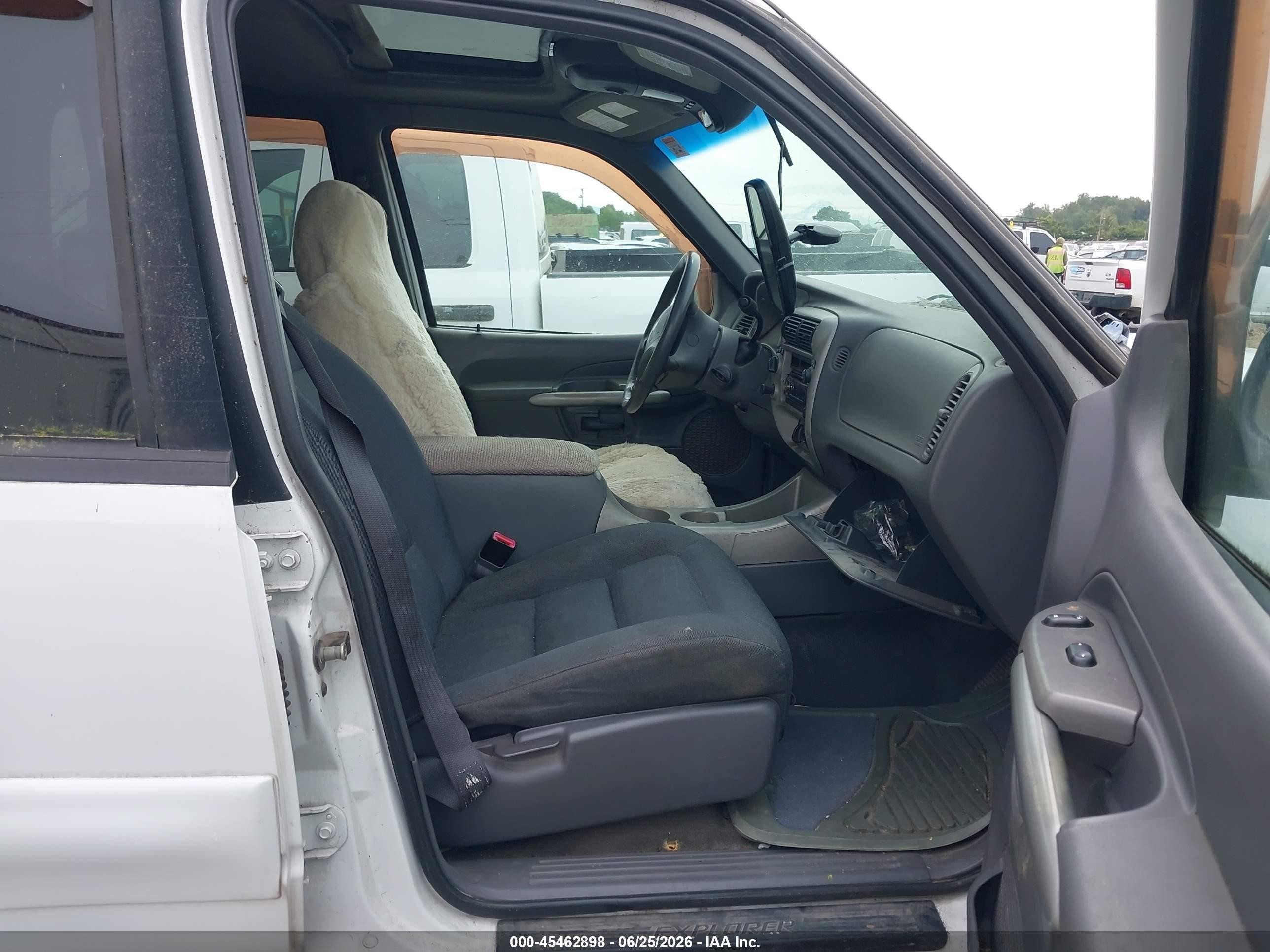 2002 Ford Explorer Sport Trac   Белый vin: 1FMZU77E12UD53652