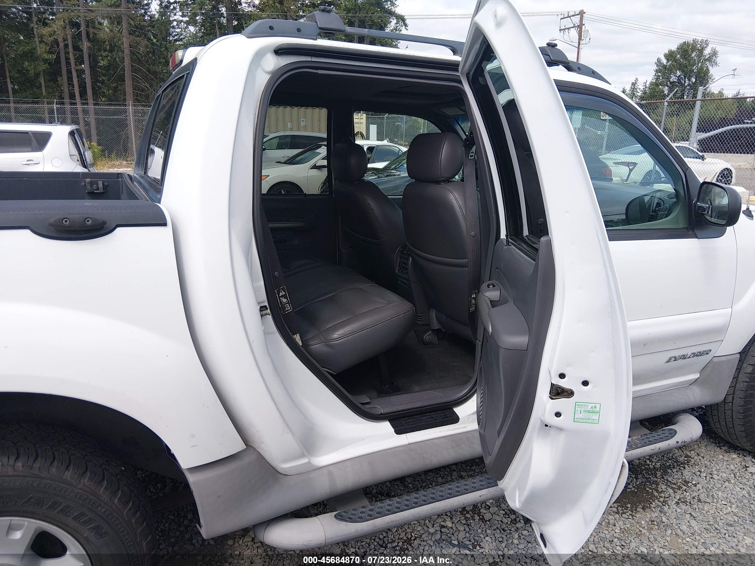 2002 Ford Explorer Sport Trac White vin: 1FMZU77E52UD52438