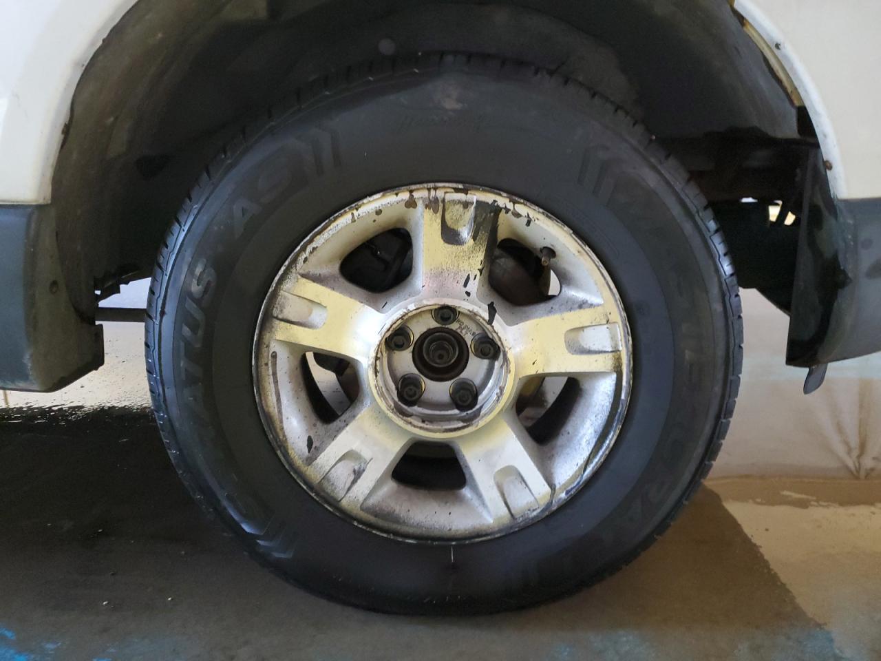 2001 Ford Explorer Sport Trac White vin: 1FMZU77E81UB57237 Damage: Right Front Center Cap, Missing, Replacement Required