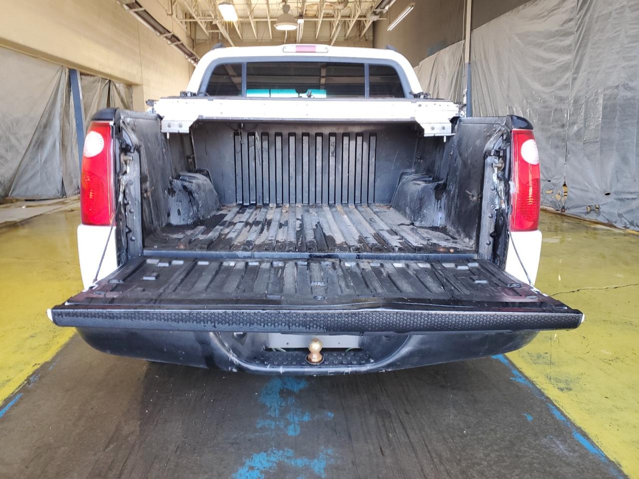 2001 Ford Explorer Sport Trac White vin: 1FMZU77E81UB57237 Damage: Right Tail Light, Broken, Replacement Required
