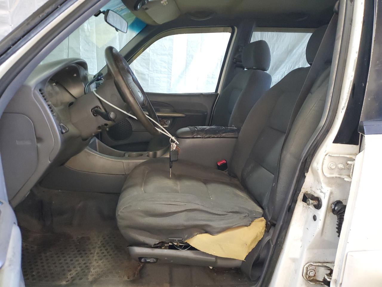 2001 Ford Explorer Sport Trac White vin: 1FMZU77E81UB57237 Damage: Left Front Seat Cushion, Torn, > 12 Inches