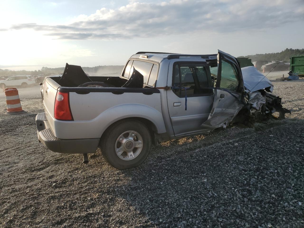 2001 Ford Explorer Sport Trac Серебряный vin: 1FMZU77EX1UB89655