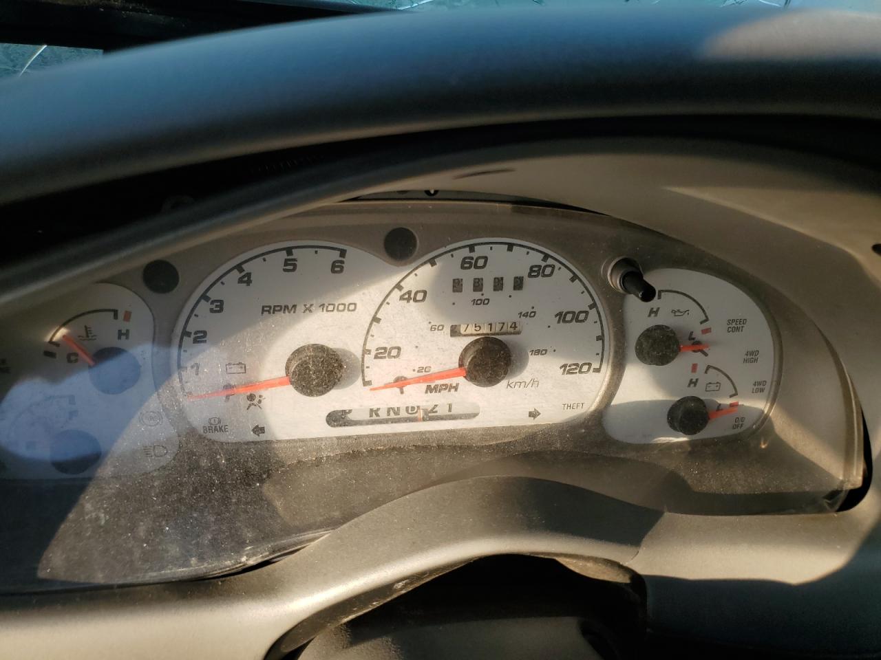 2001 Ford Explorer Sport Trac Серебряный vin: 1FMZU77EX1UB89655