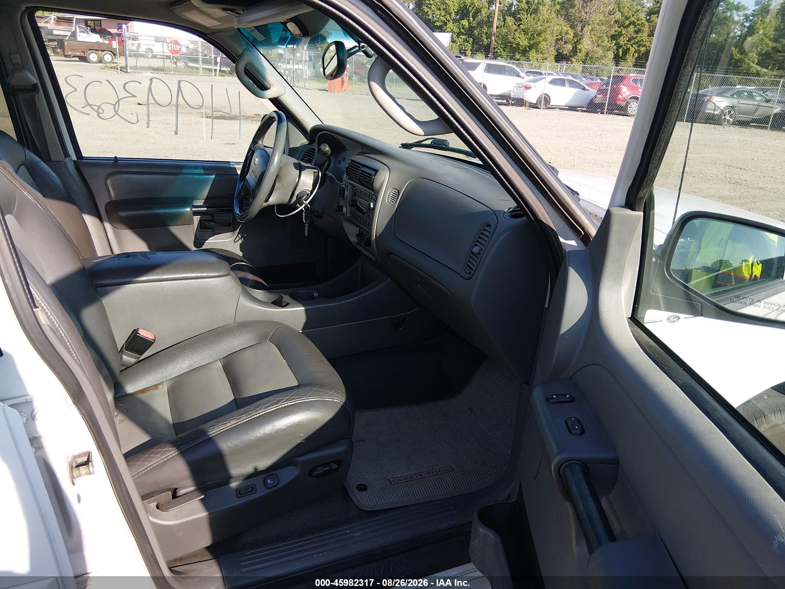 2004 Ford Explorer Sport Trac Adrenalin/xls/xlt White vin: 1FMZU77K74UC29748