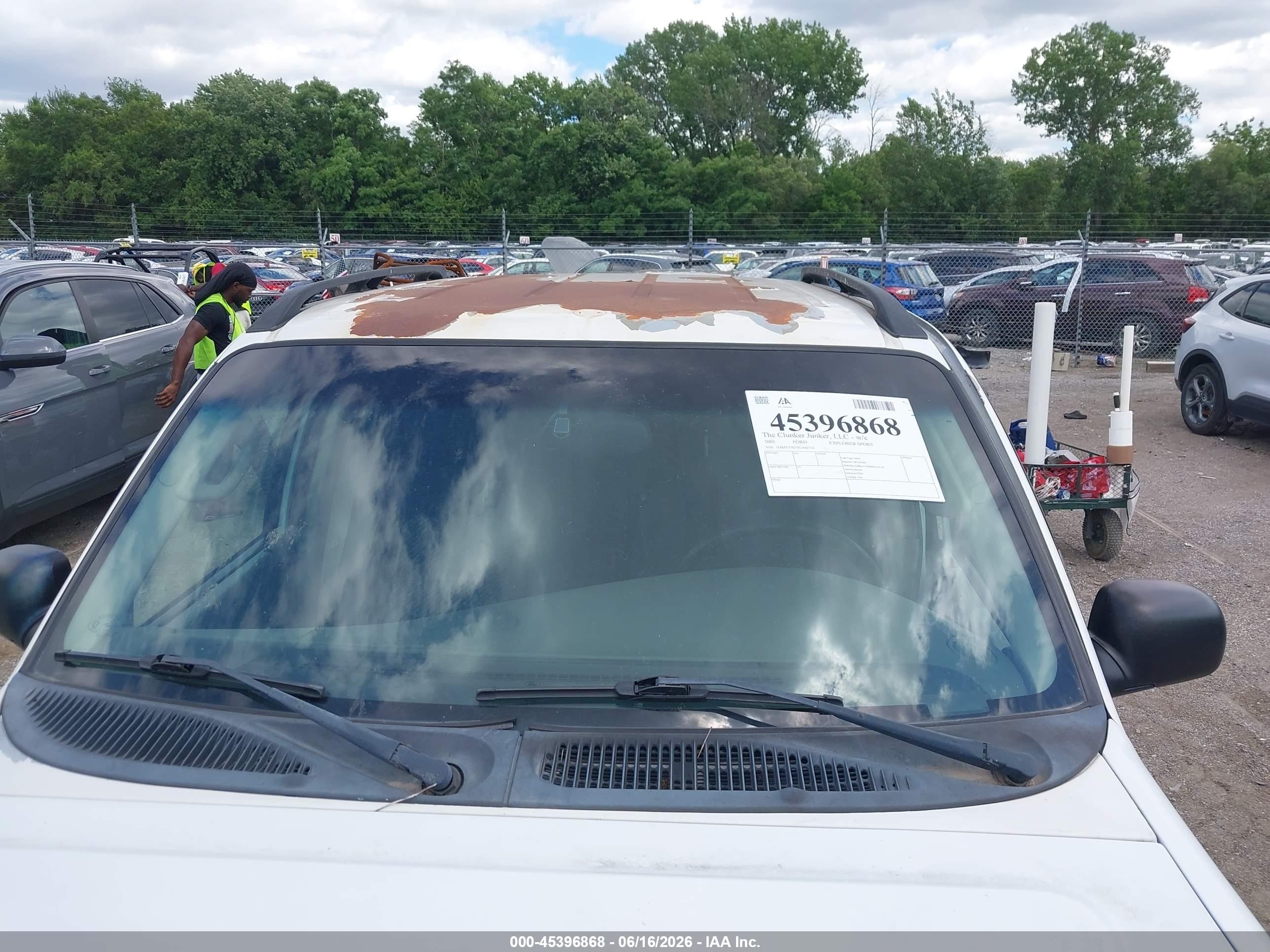 2005 Ford Explorer Sport Trac Adrenalin/xls/xlt White vin: 1FMZU77K75UA64754