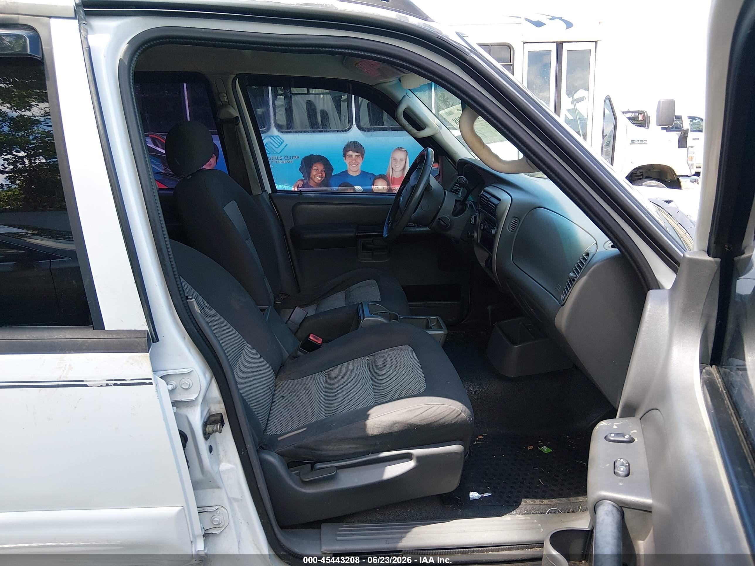 2004 Ford Explorer Sport Trac Adrenalin/xls/xlt White vin: 1FMZU77K94UB23737