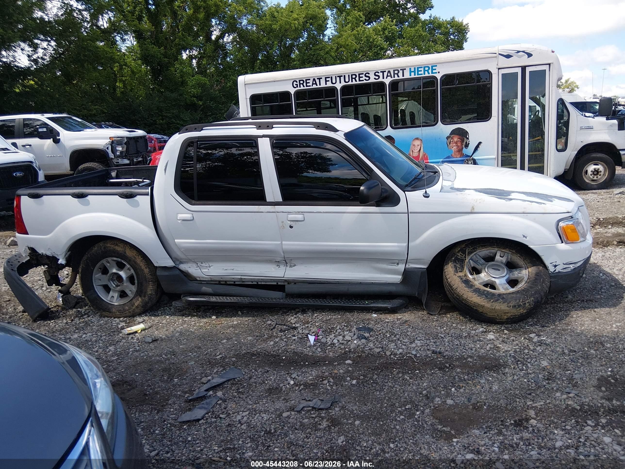 2004 Ford Explorer Sport Trac Adrenalin/xls/xlt White vin: 1FMZU77K94UB23737