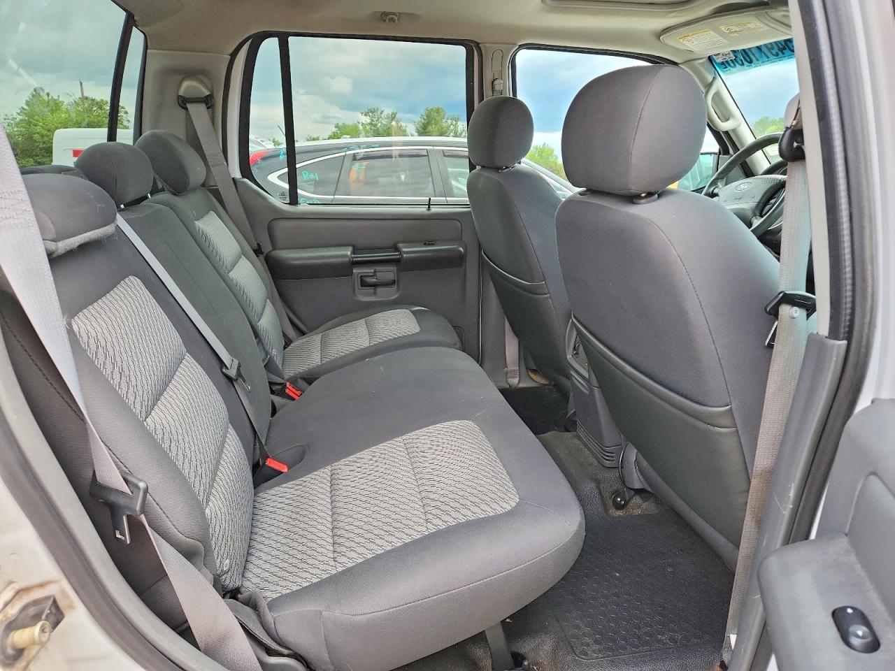 2004 Ford Explorer Sport Trac White vin: 1FMZU77KX4UB69710