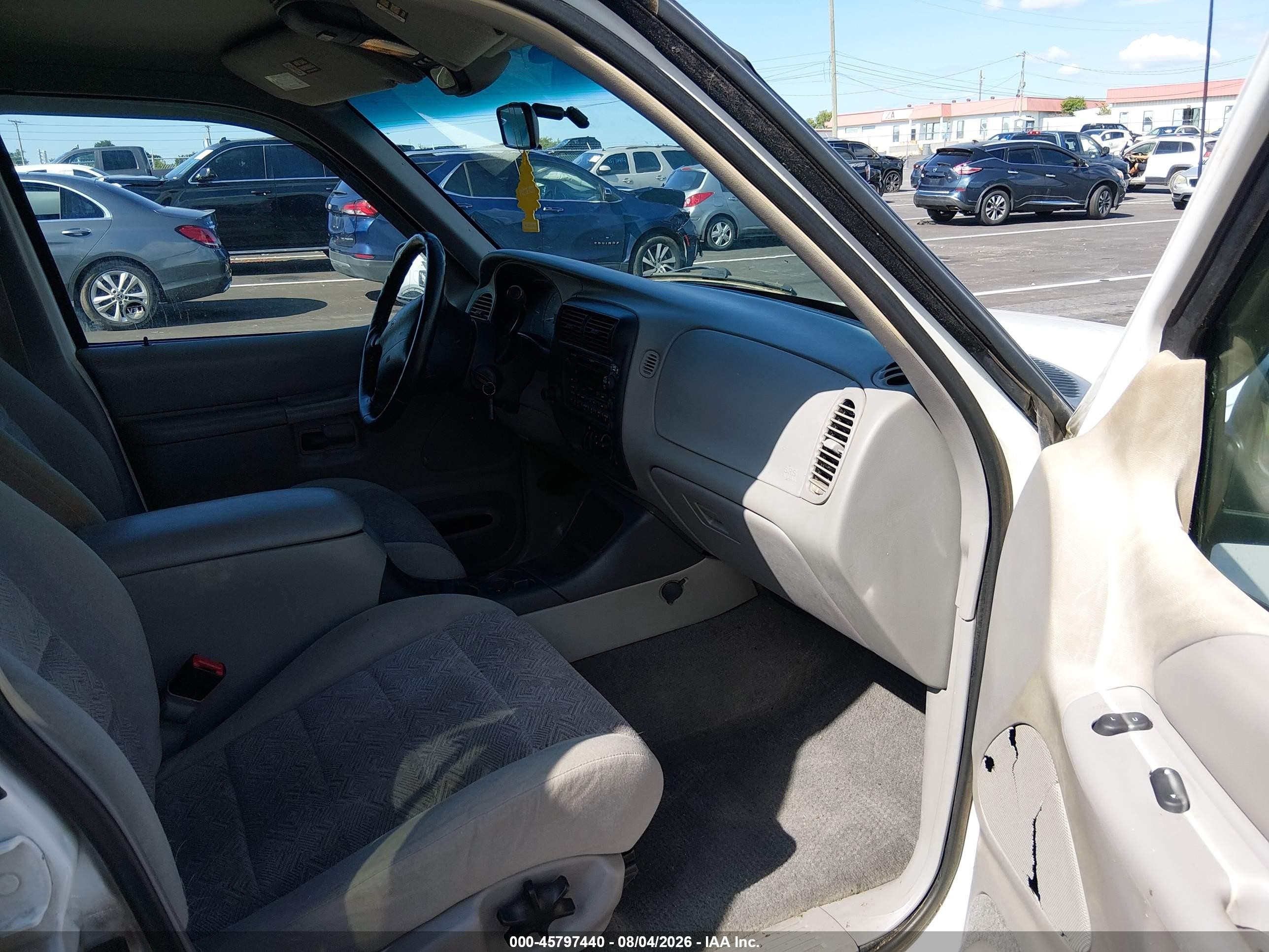 2001 Ford Explorer Xlt White vin: 1FMZU83P61UB52292