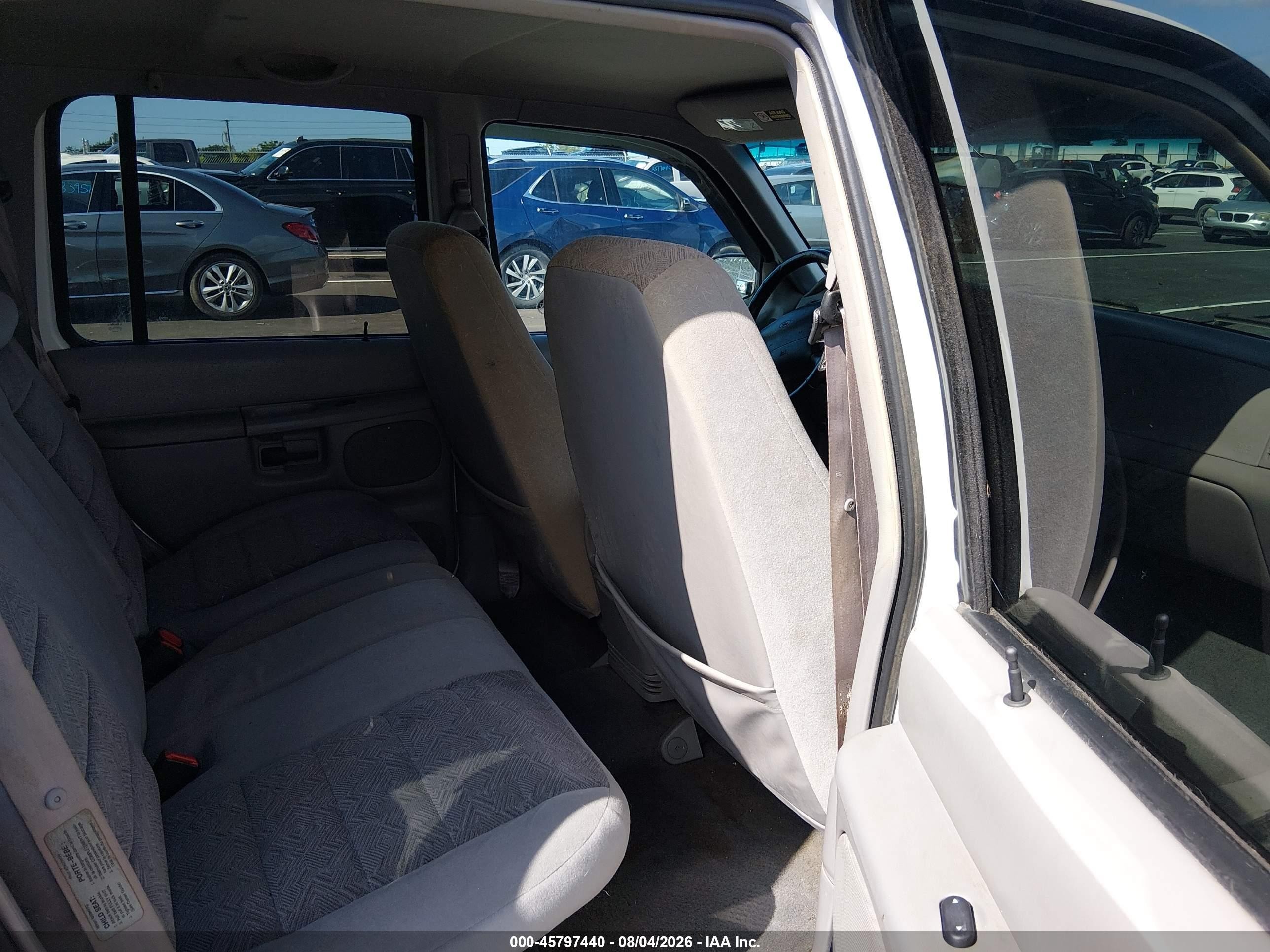 2001 Ford Explorer Xlt White vin: 1FMZU83P61UB52292